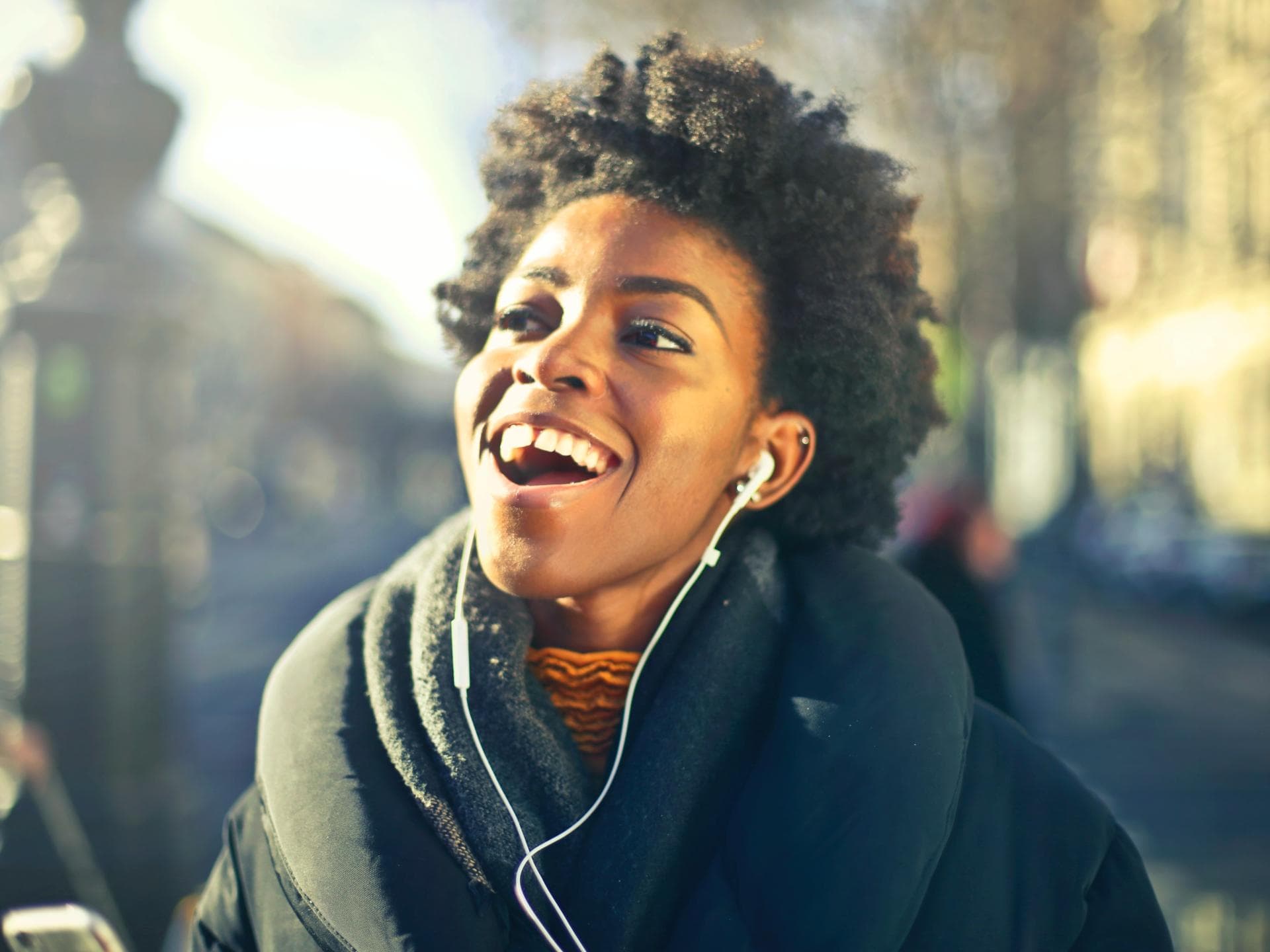 Spotify Playlisten von Jolie Frau hört Musik auf Kopfhörern