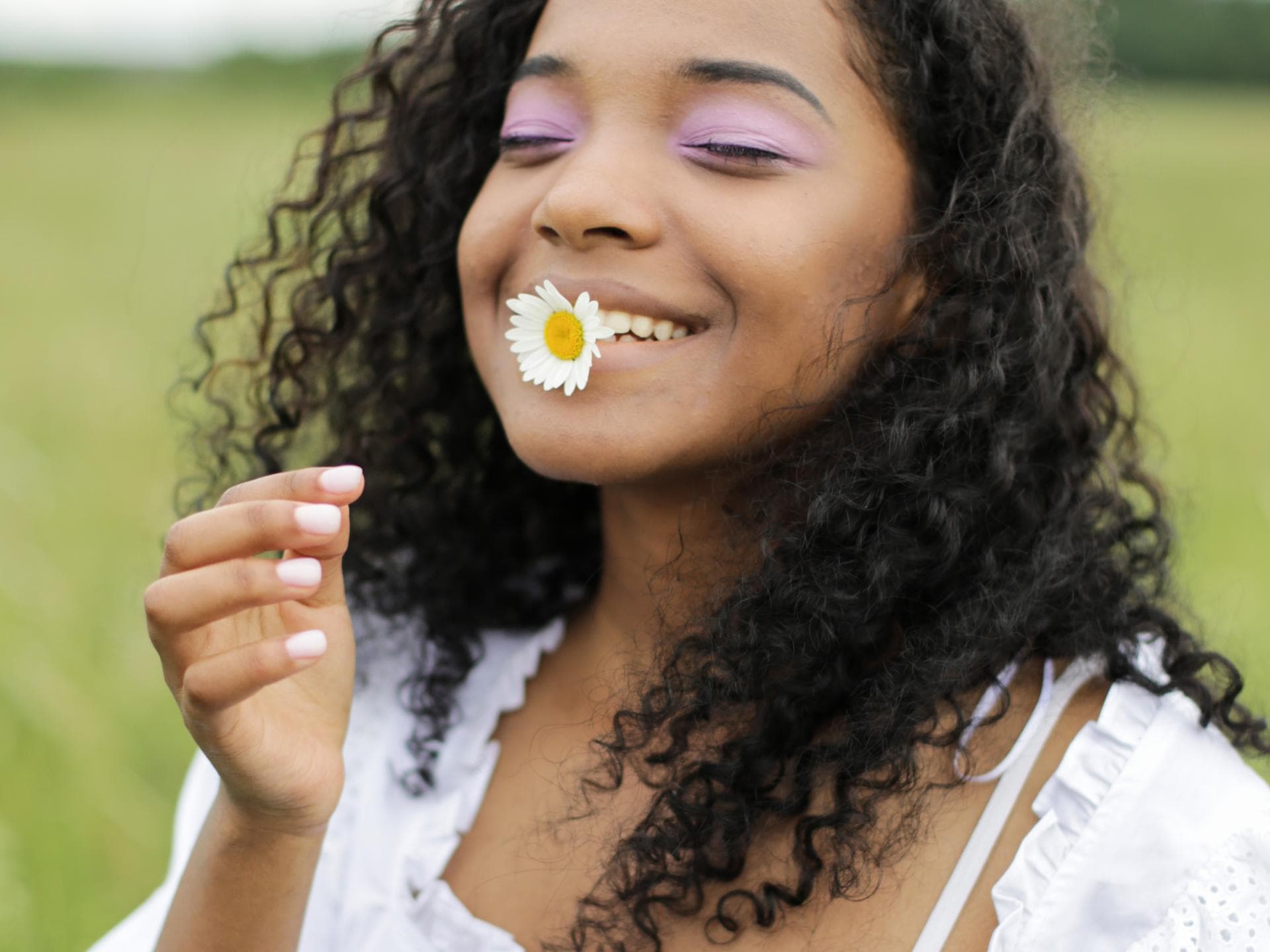 Horoskop Thema: Frau mit Blume im Mund