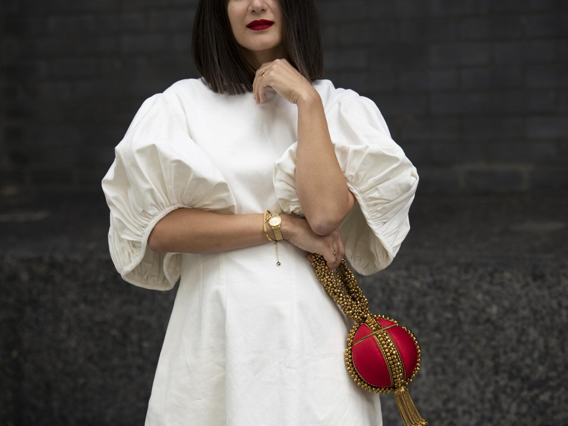 Blogger im weißen Kleid