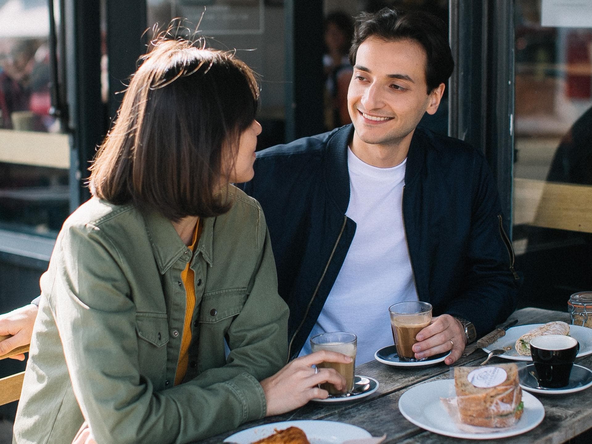 Wohin beim ersten Tinder Date? Frau und Mann trinken Kaffee und essen kuchen