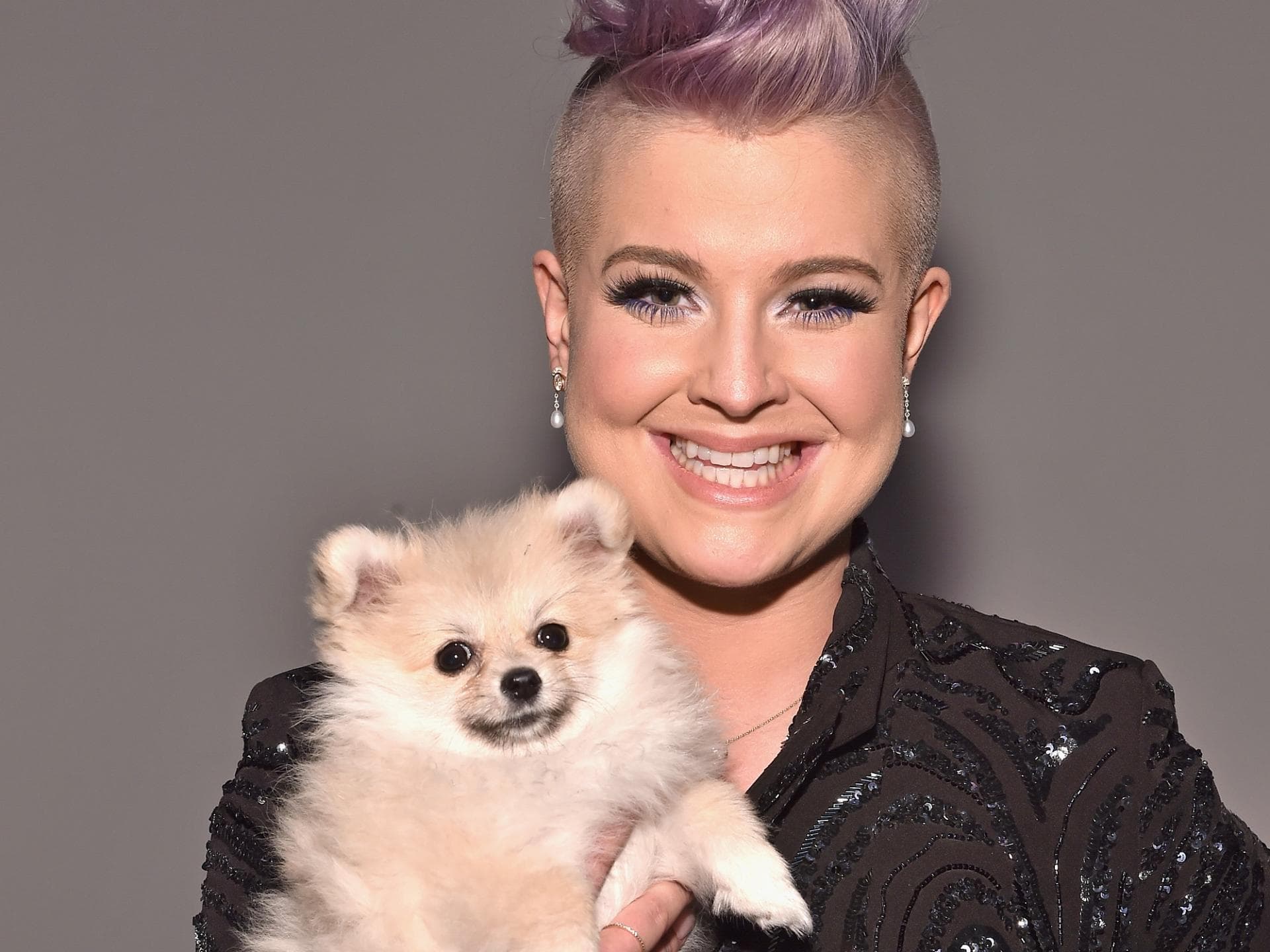 Kelly Osbourne mit Hund auf dem Arm