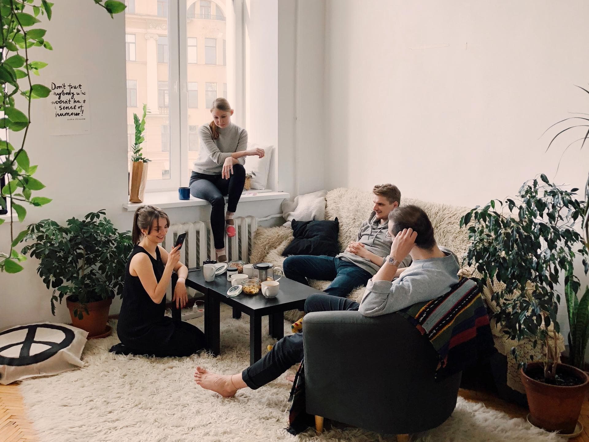nachhaltig wohnen Freunde in der Wohnung