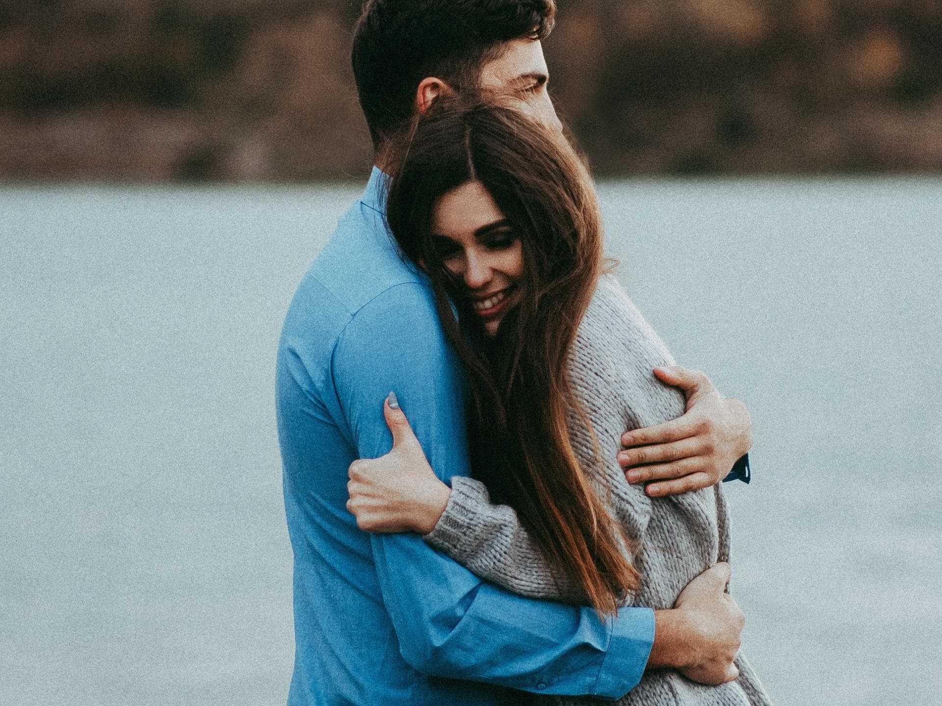 Dating: Will er mich wirklich? Paar umarmt sich