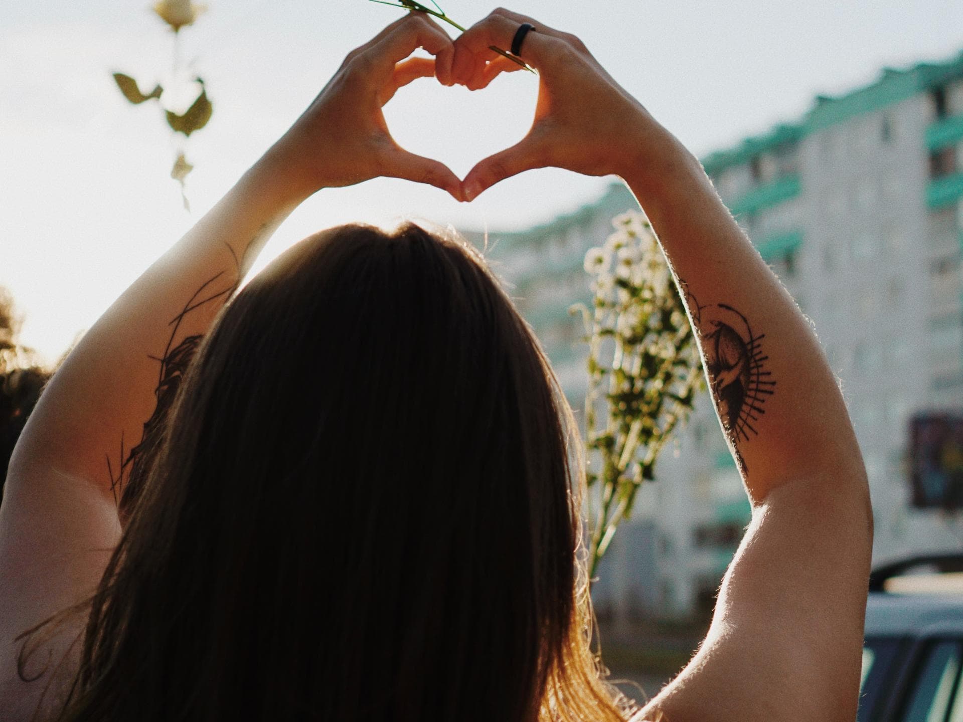 Dating Corona Mädchen formt Hände zu einem Herz