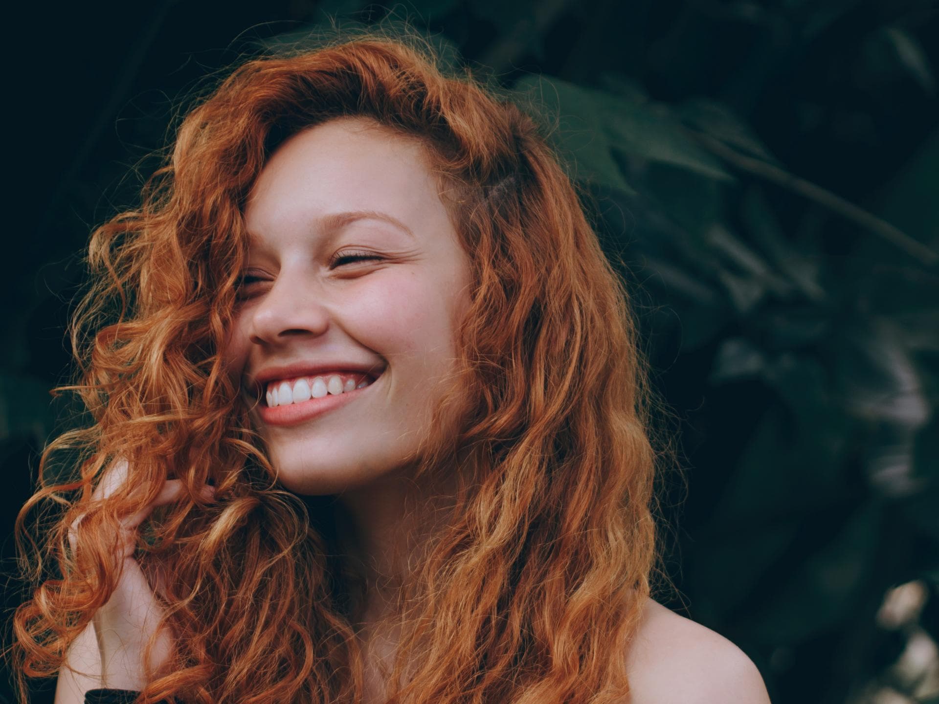 Frau mit roten Locken