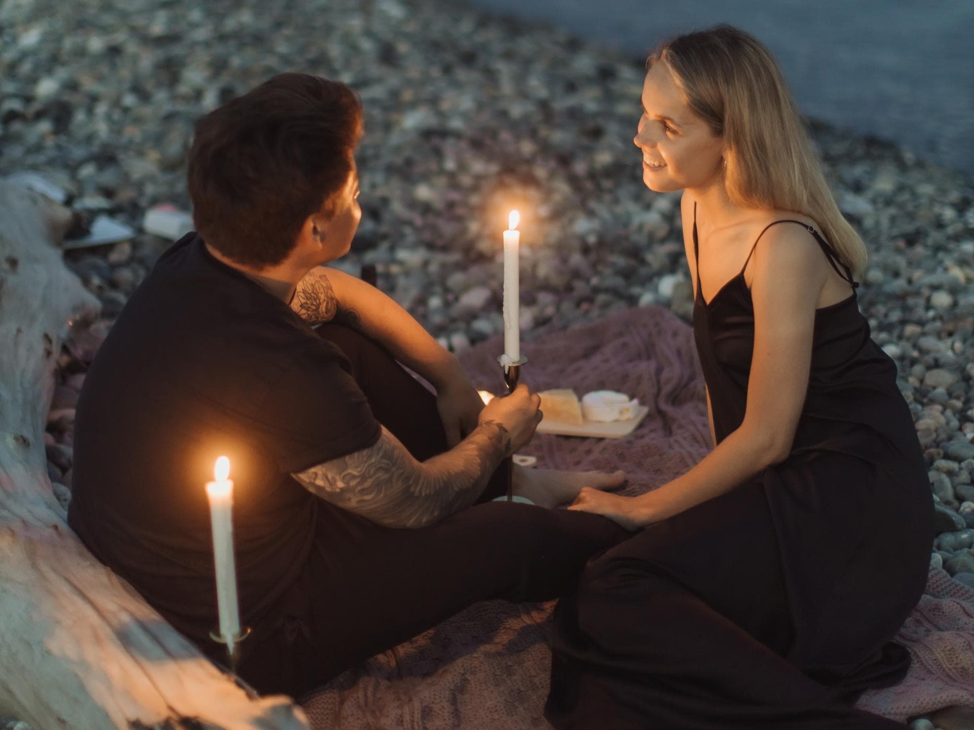 Heiratsantrag Mann und Frau am Kiesstrand
