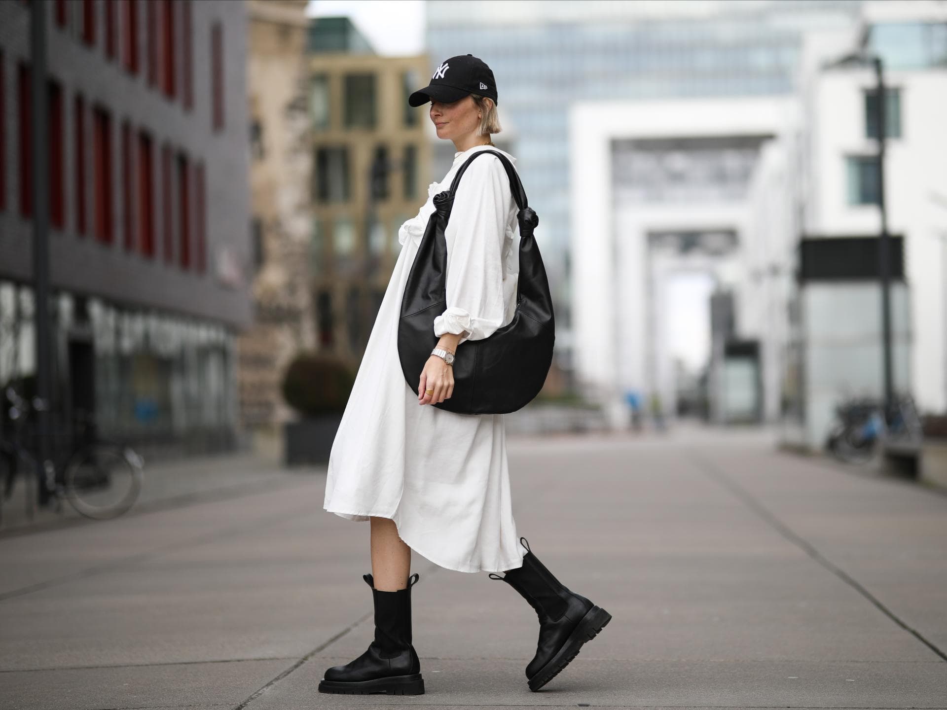 Bloggerin trägt weites weißes Kleid