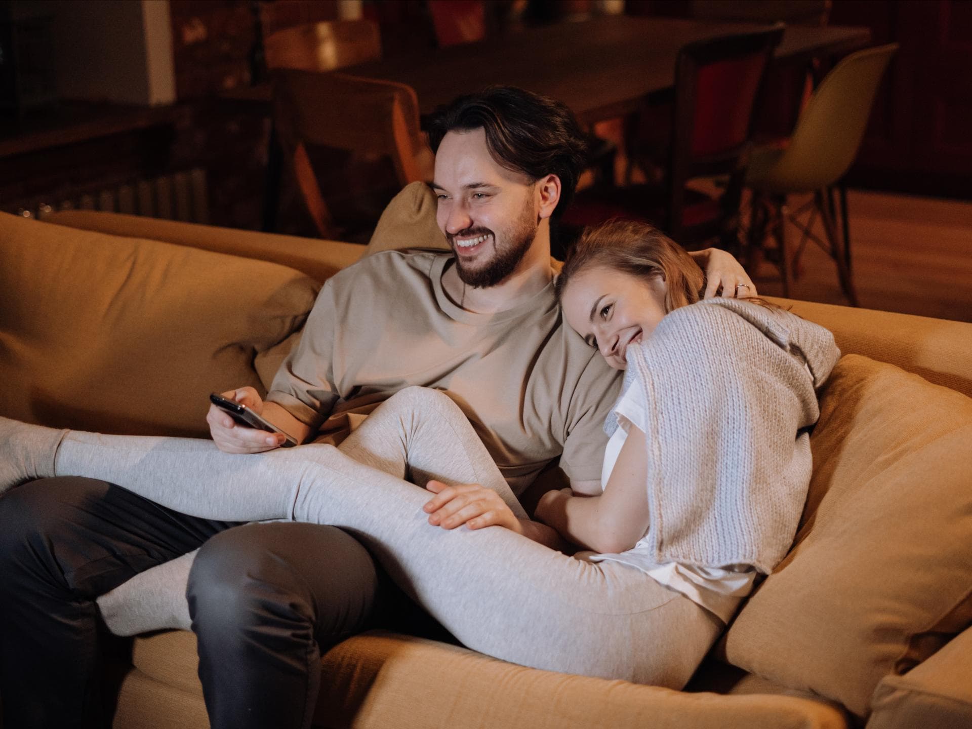 Frau und Mann auf einem Sofa