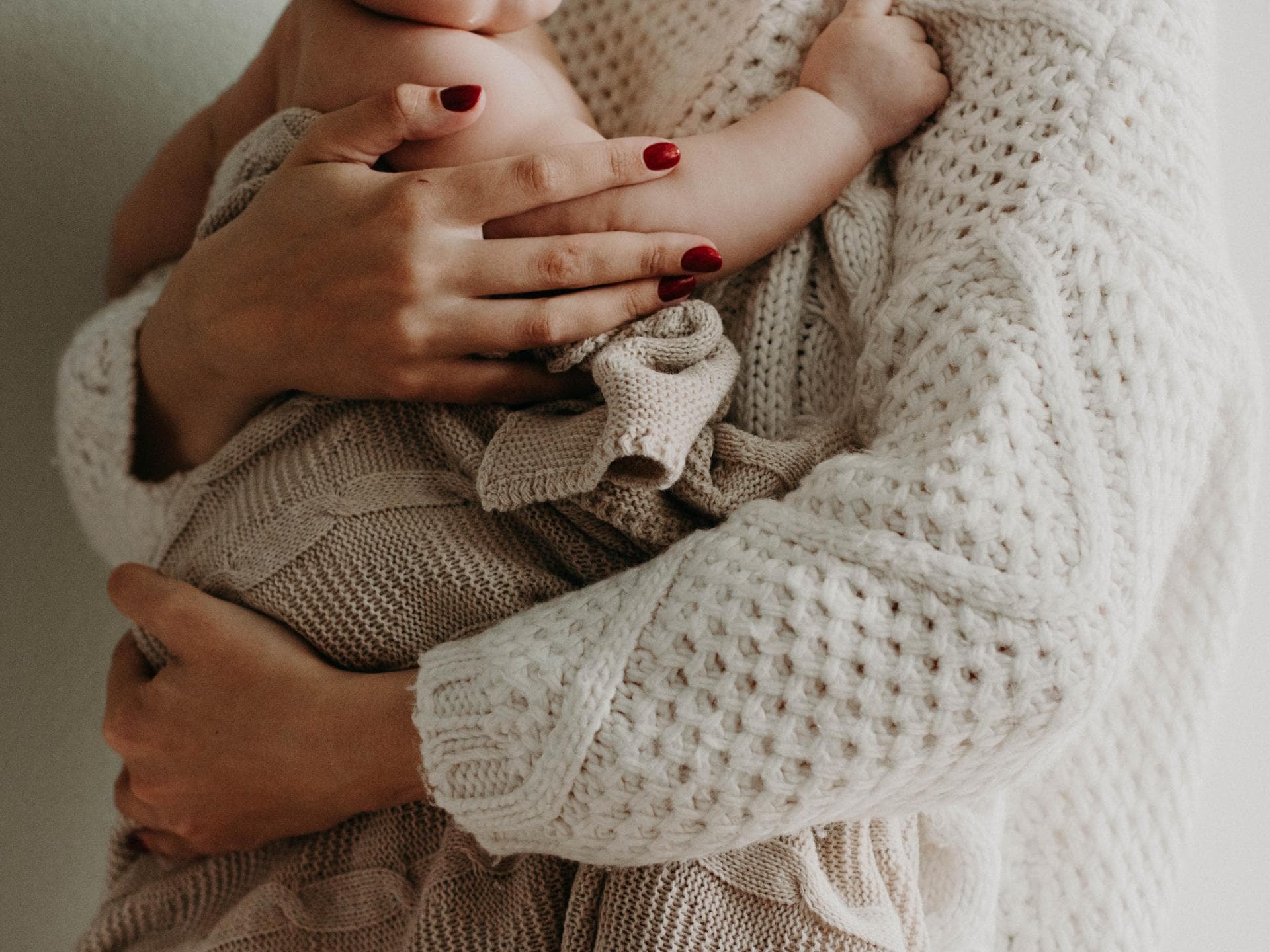 Babytragen Frau mit Baby auf dem Arm
