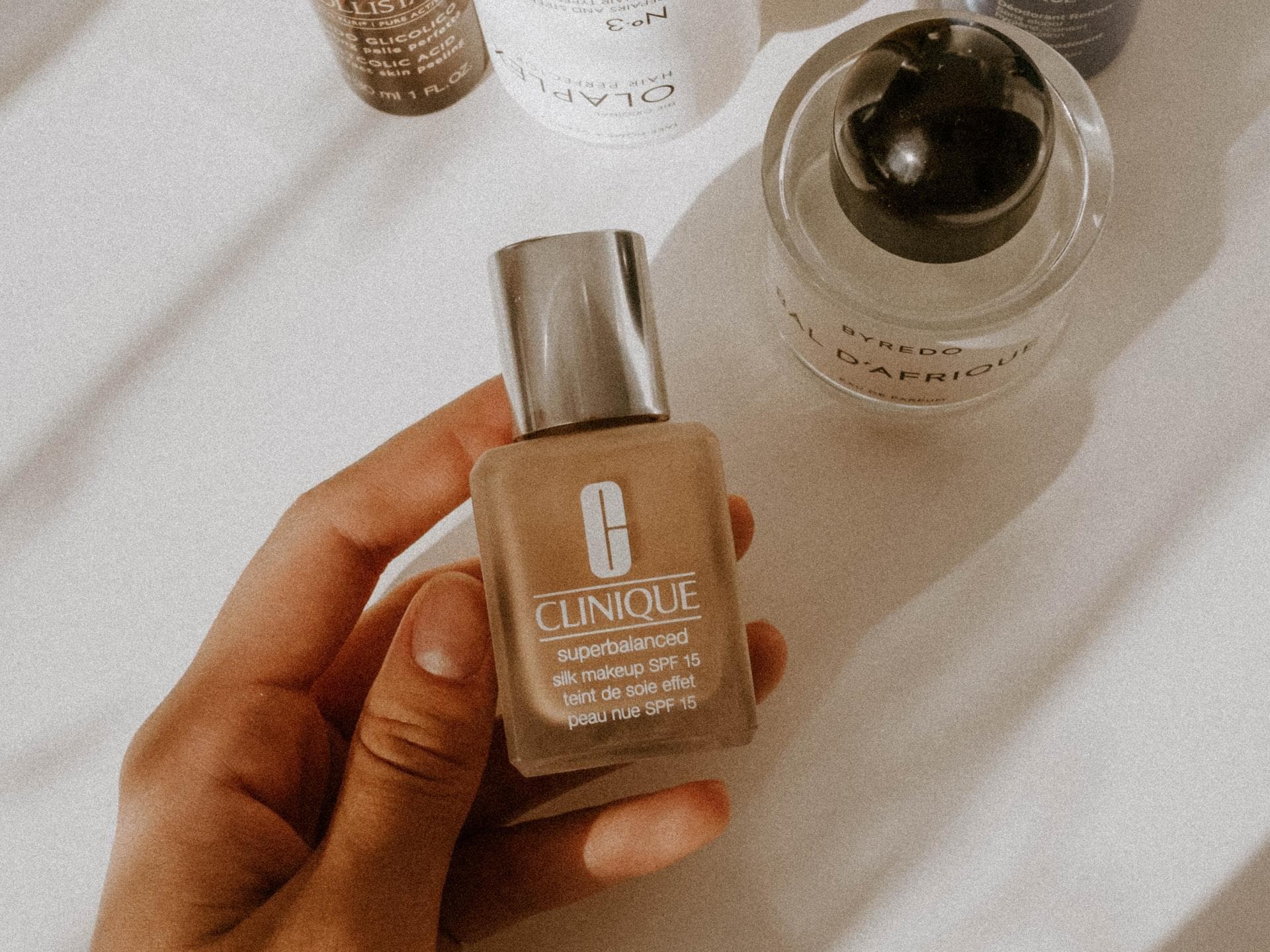 Make-Up Foundation und Beautyprodukte auf dem Tisch