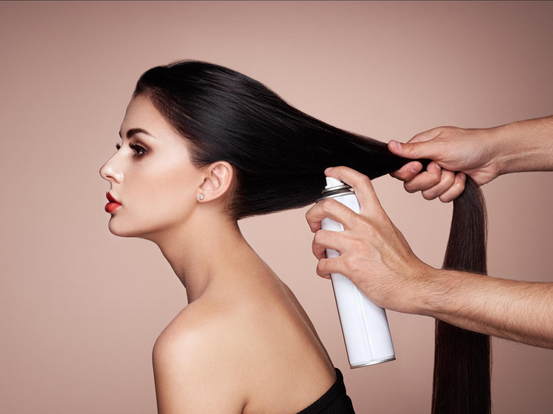 Frau mit Trockenshampoo