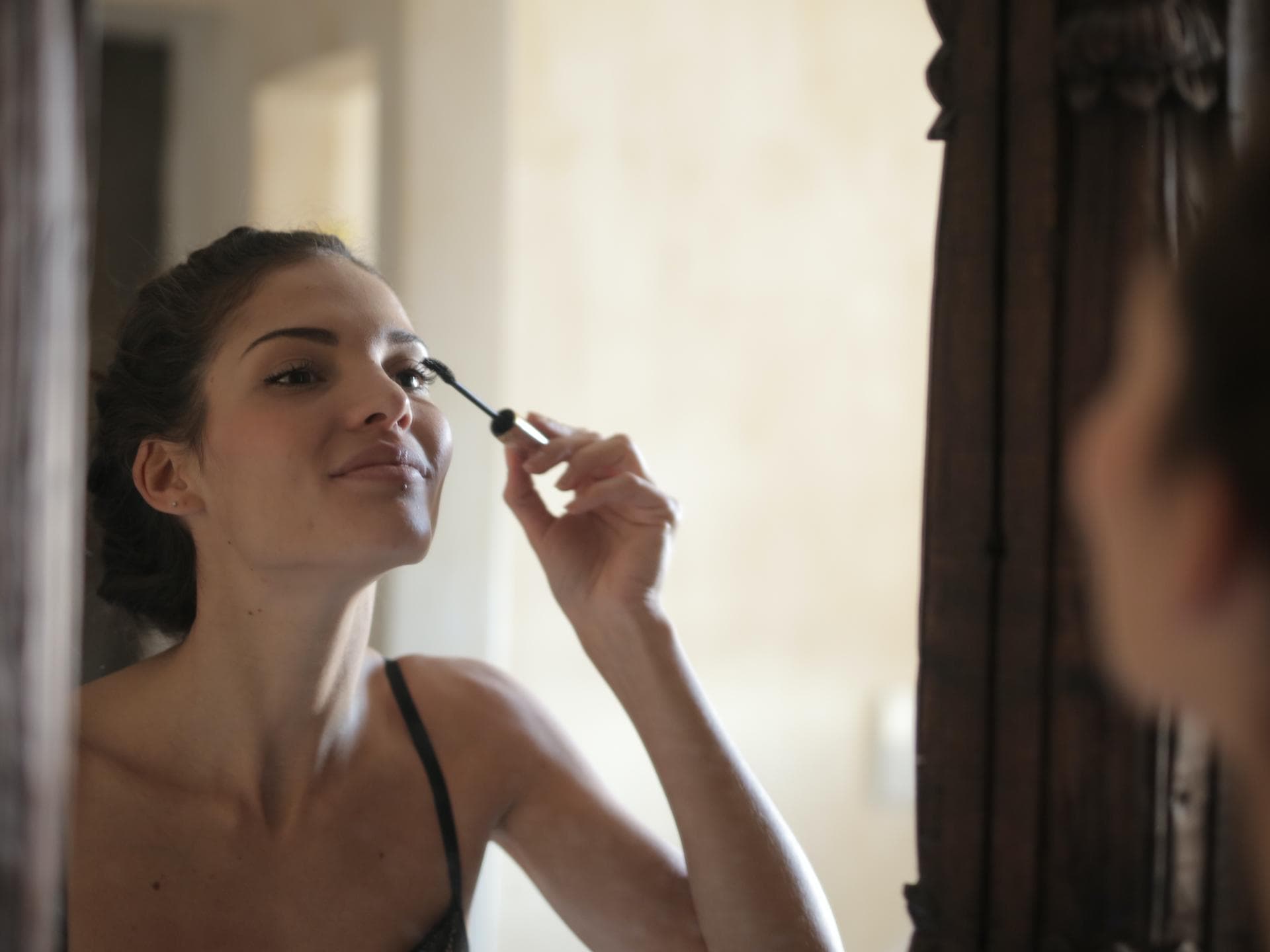 Frau trägt Mascara auf