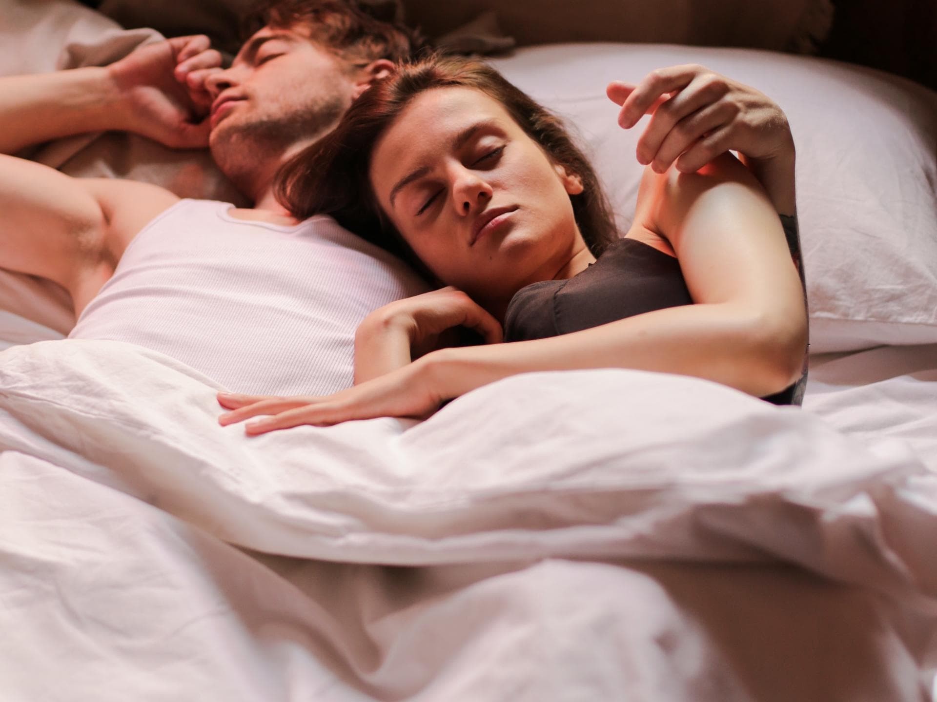 Paar liegt im Bett