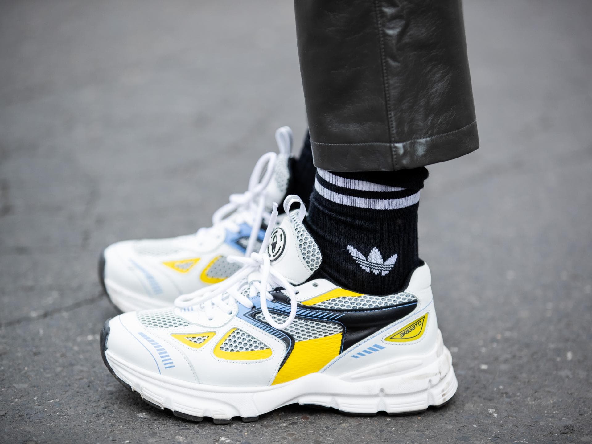 Sneaker und lange Socken