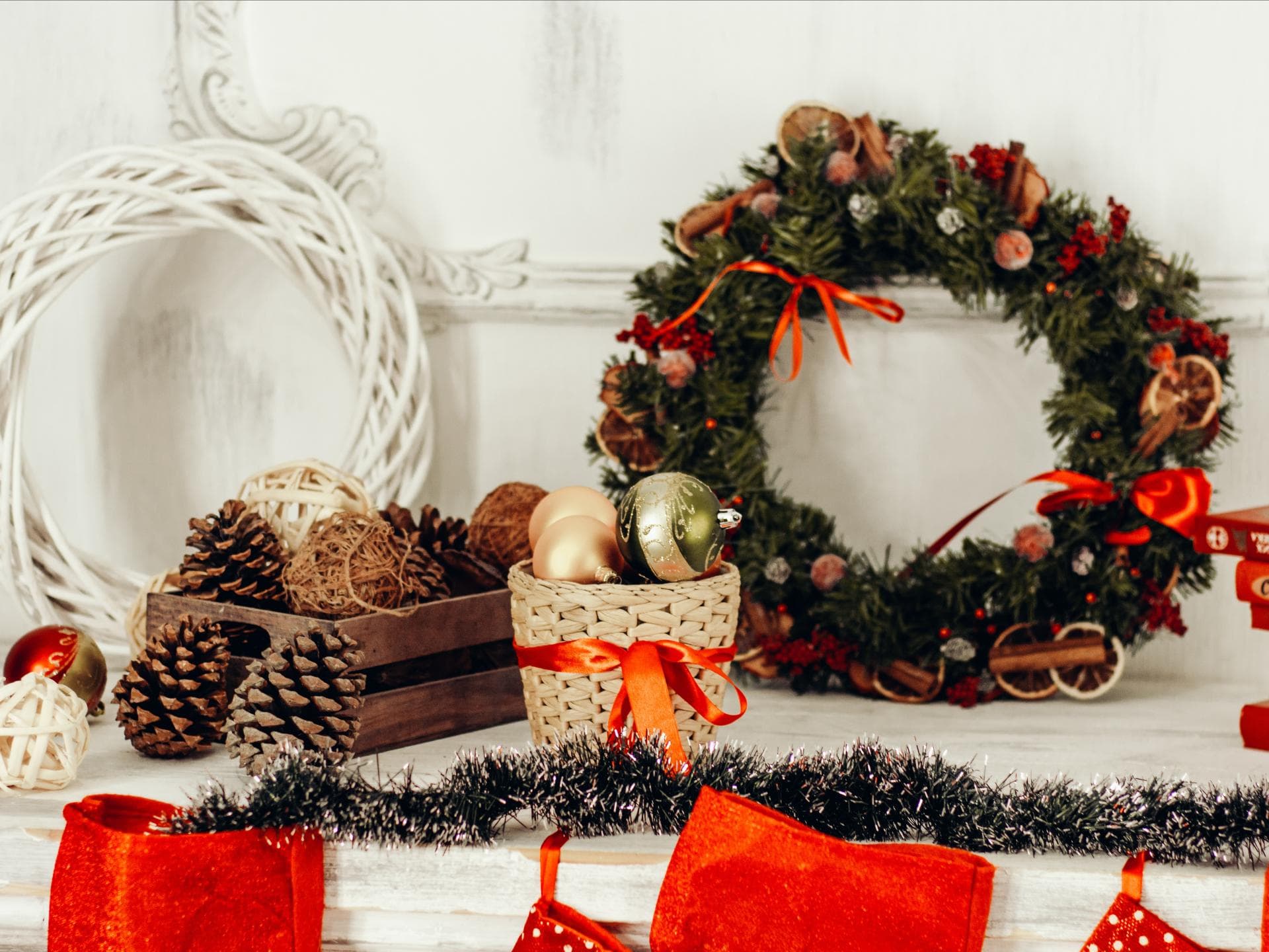 Adventskranz, Tannenzapfen und Weihnachtskugeln
