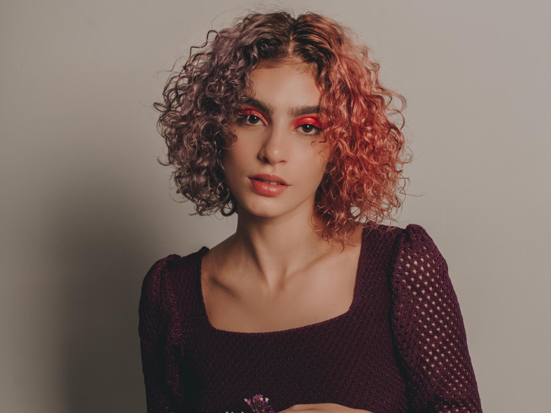Frau mit rosa Haarfarbe