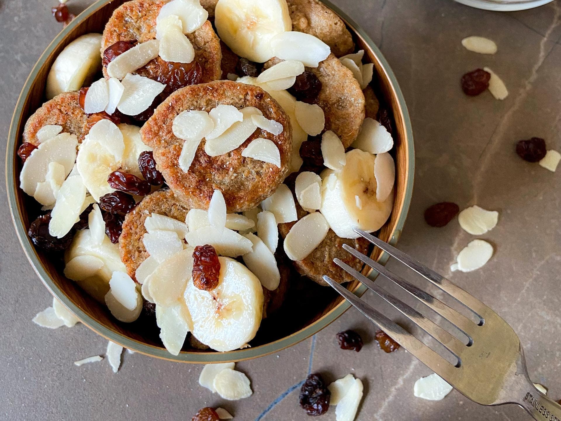 Schüssel mit Porridge und Toppings