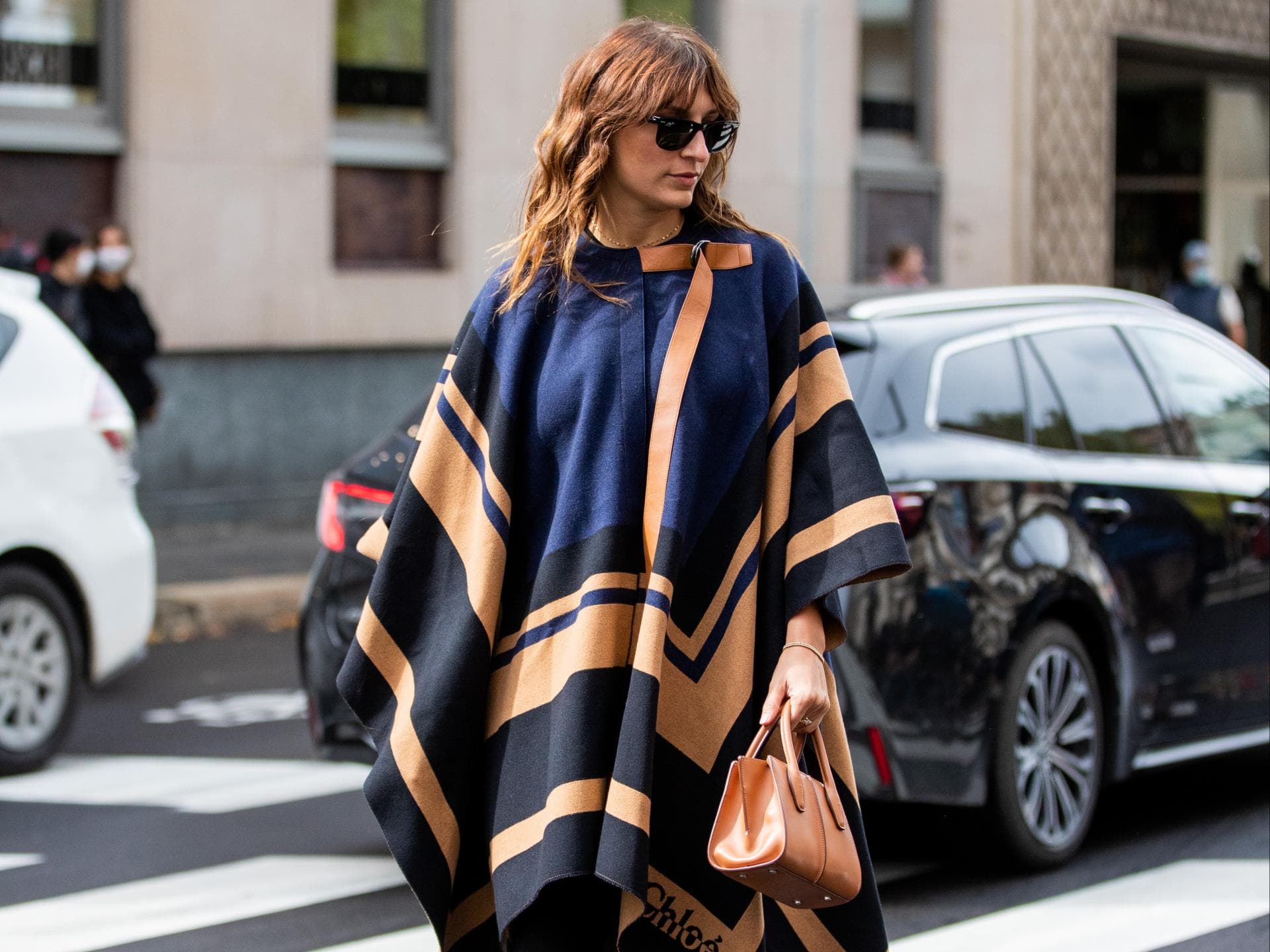 Bloggerin trägt Poncho 