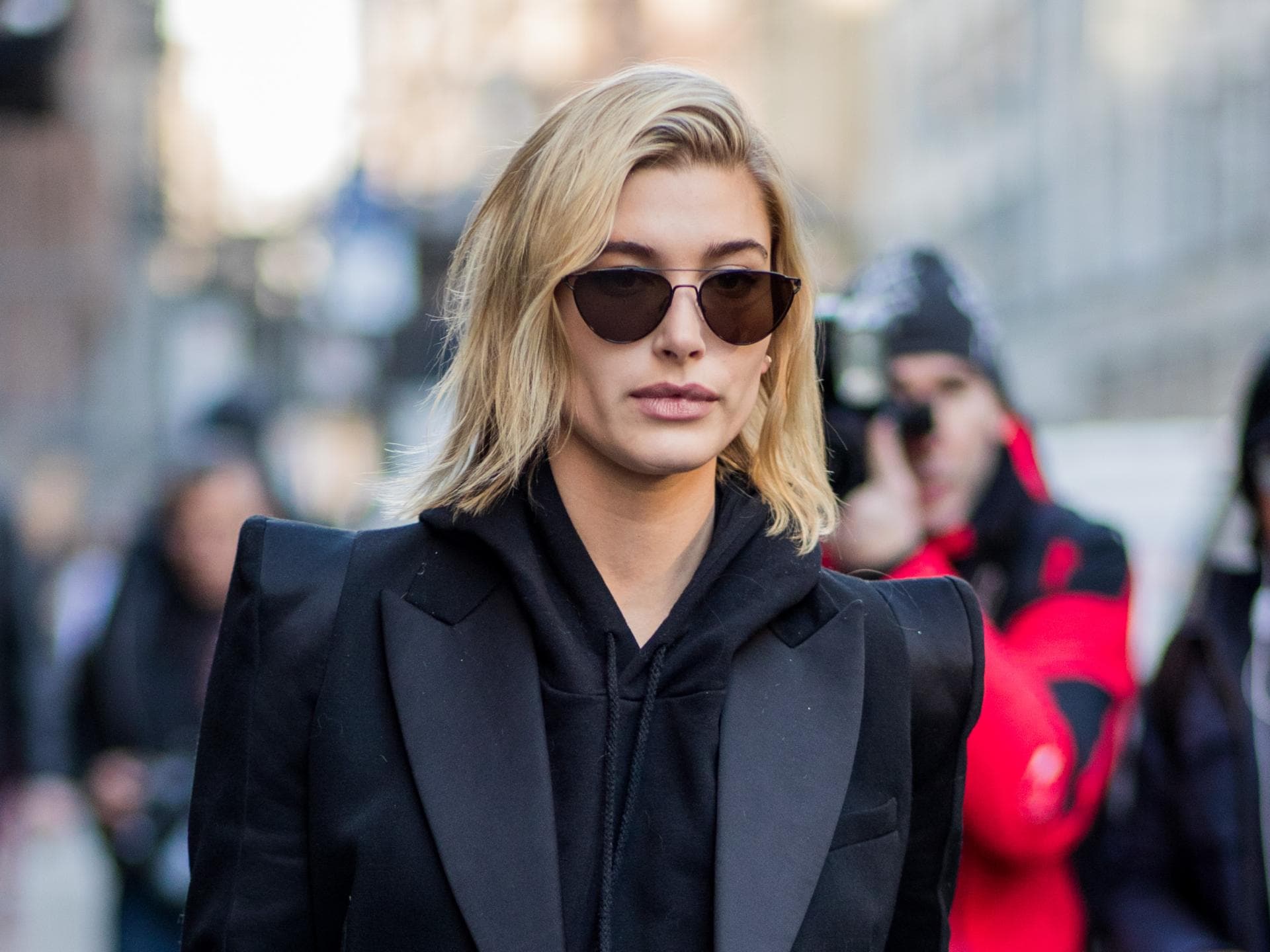 Hailey Bieber in schwarzem Blazer