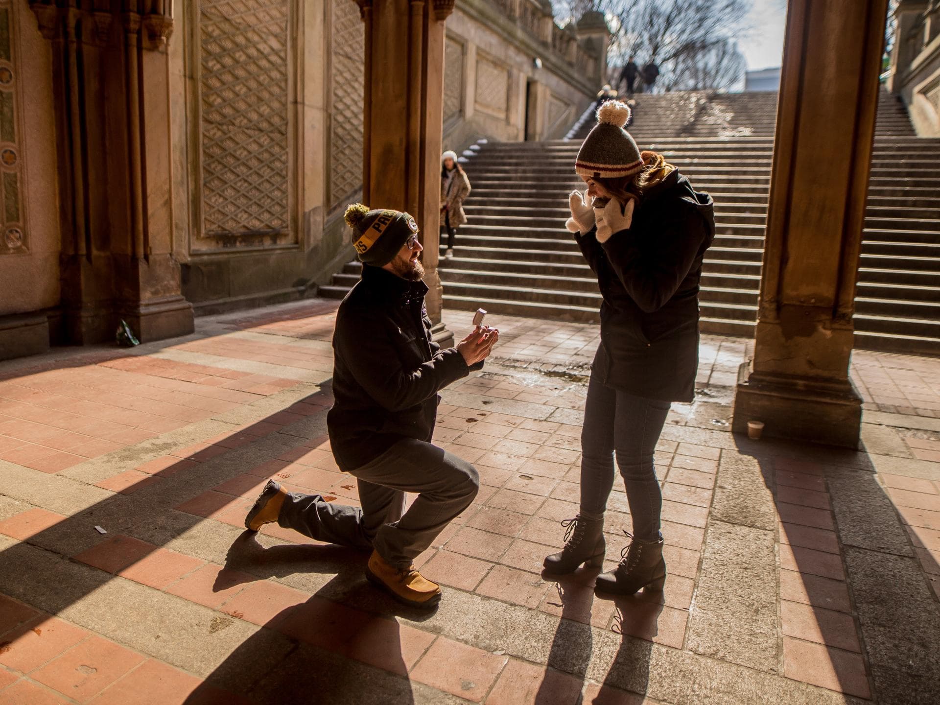 Mann macht Heiratsantrag an Frau