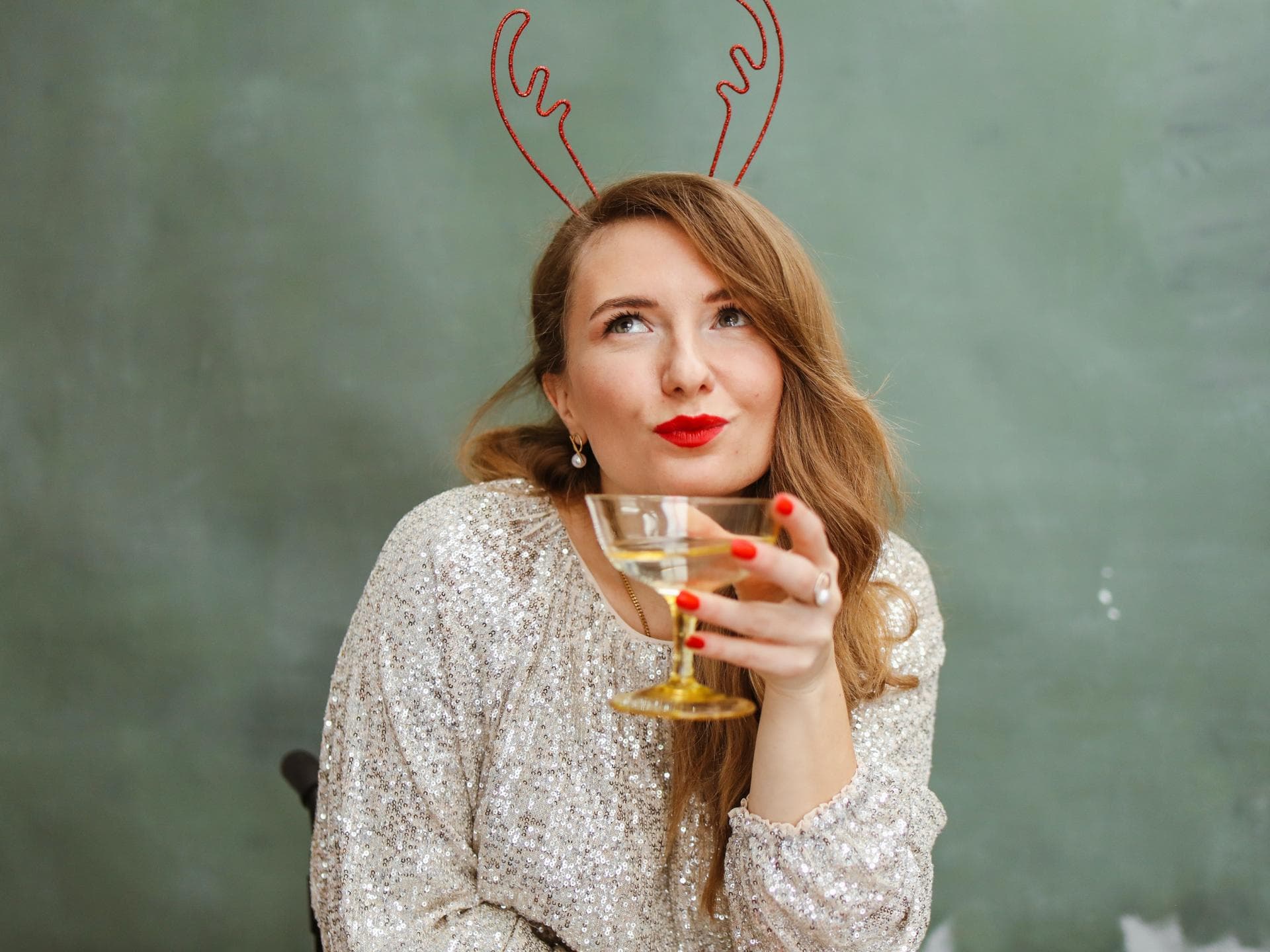 Horoskop Thema: Frau mit Sekt und Hirschgeweih