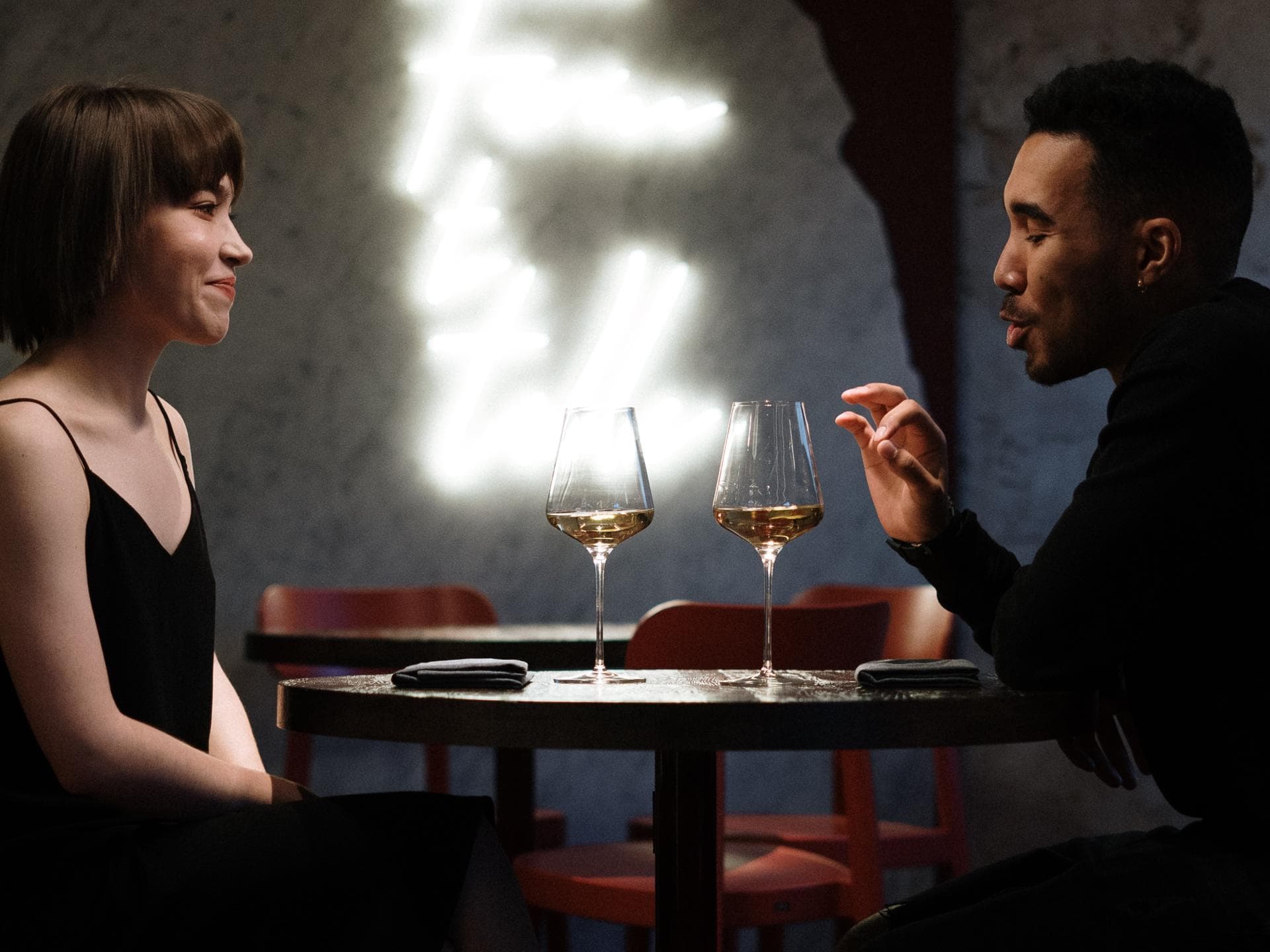 Mann und Frau bei einem Date mit Wein
