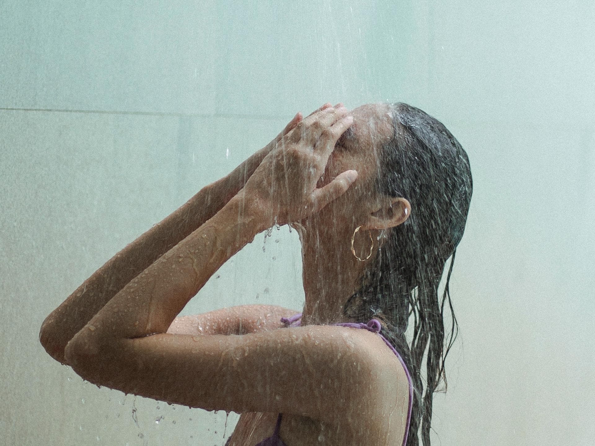 Dusch-Fehler Frau unter der Dusche