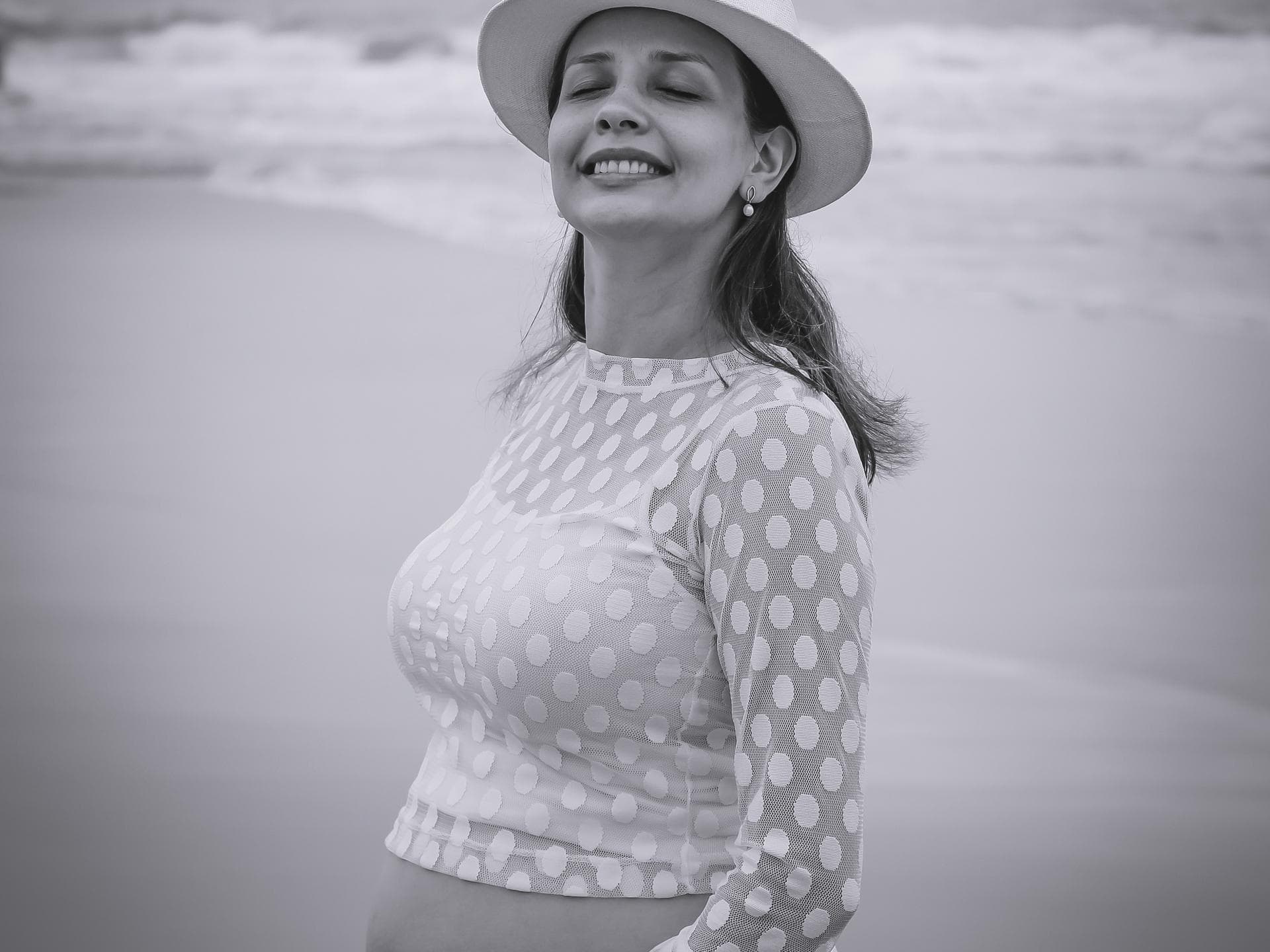 Schwangere Frau am Strand