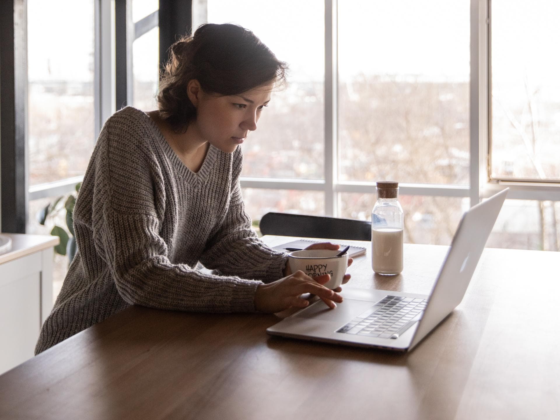 Homeoffice gesund Essen Frau beim Essen am Laptop im Homeoffice