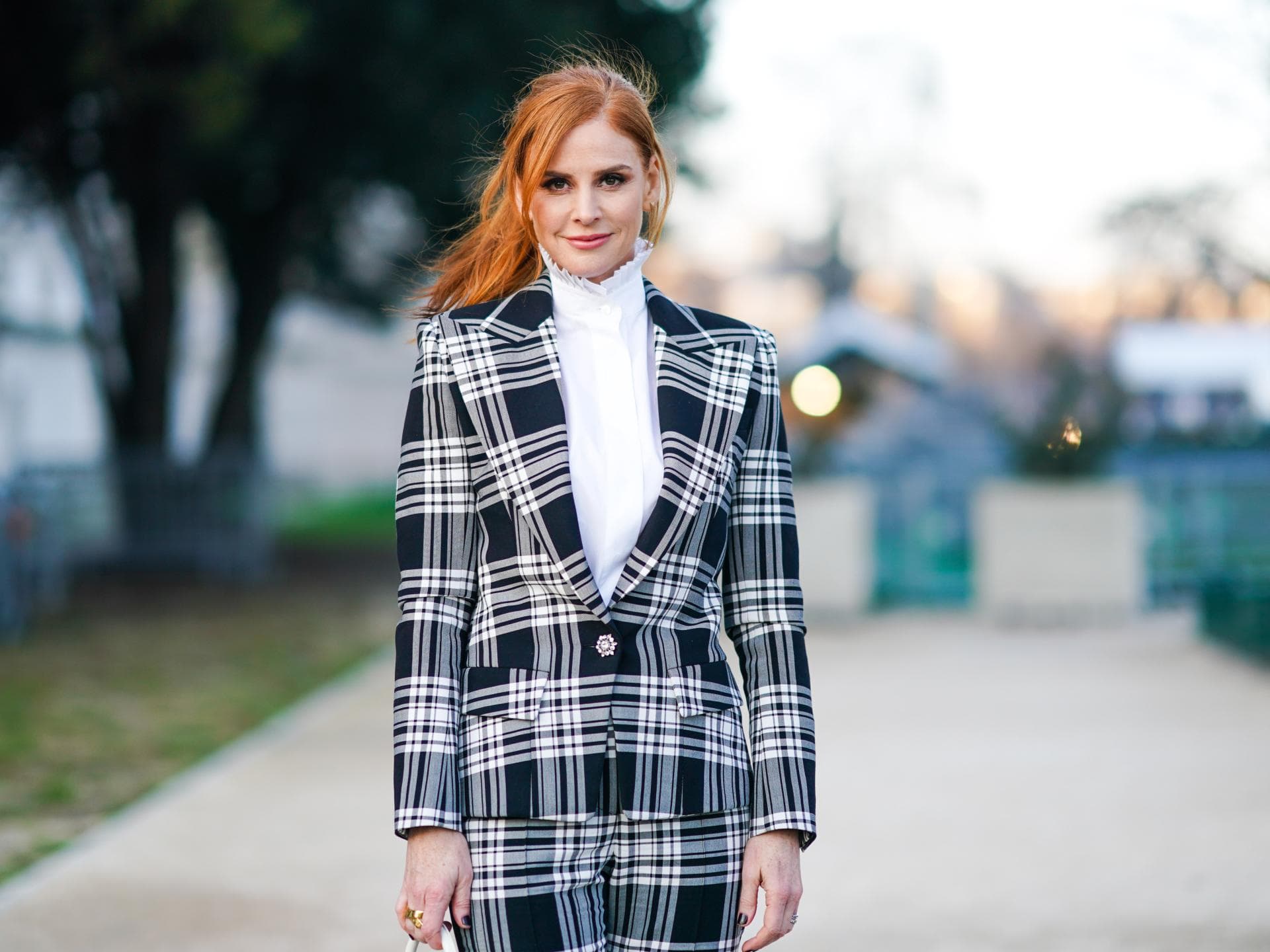 Haarfarbe Rot neuer Trend für 2021 Bloggerin mit roten Haaren, trägt Karo-Anzug