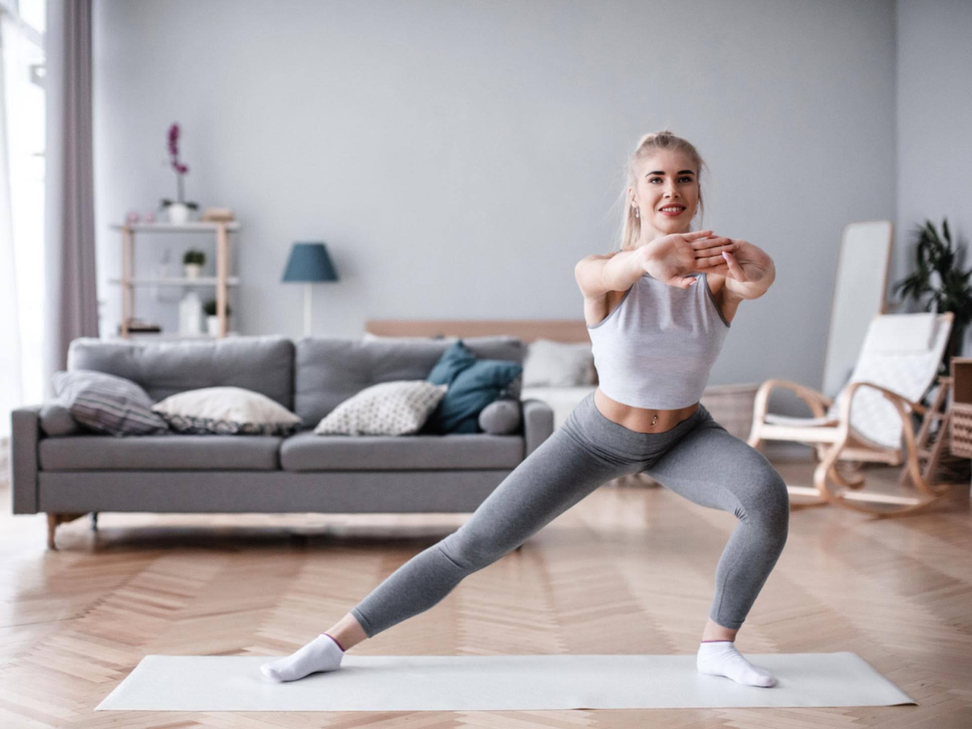 Junge Frau macht ein Home Workout 