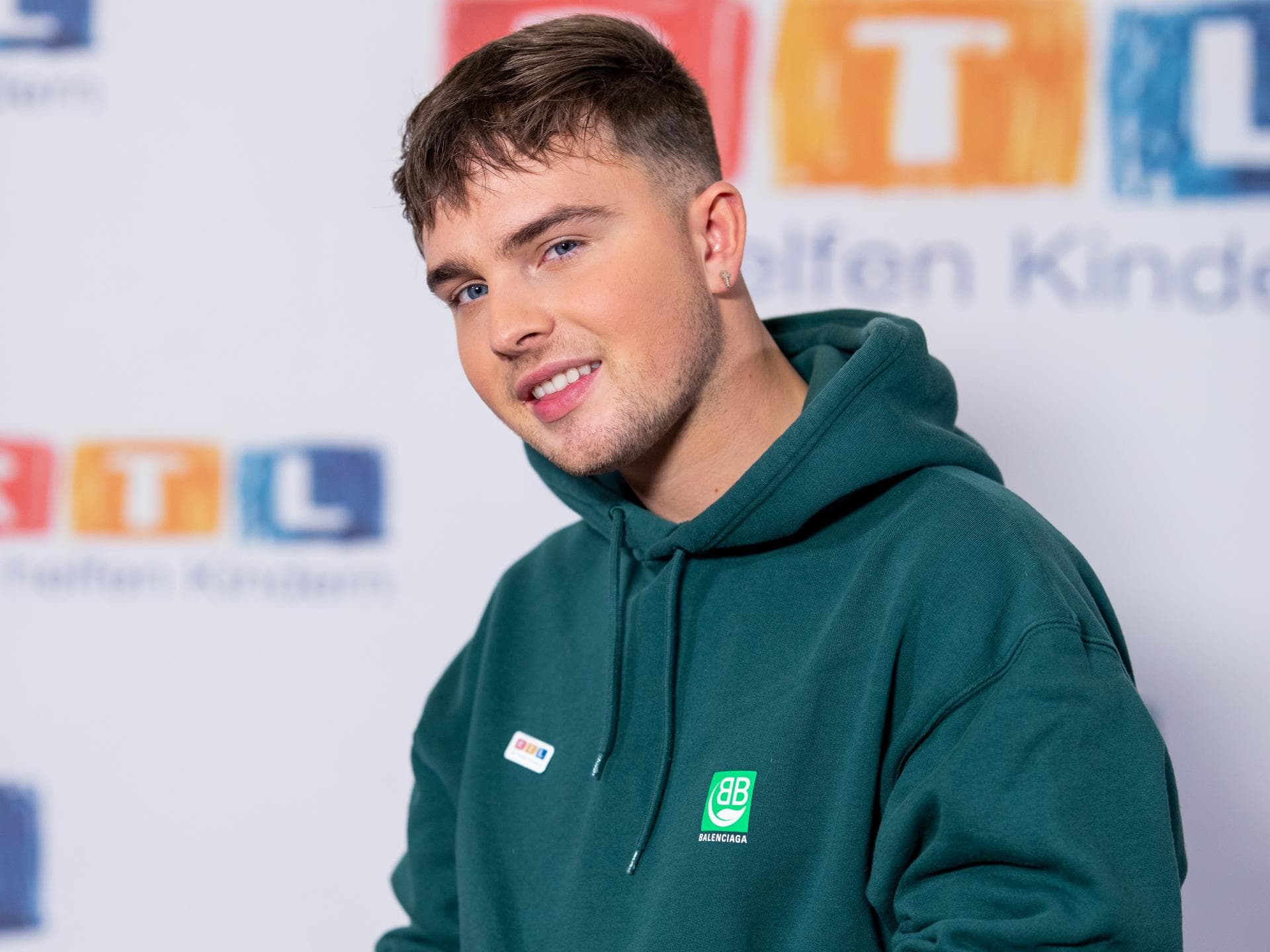 Mike Singer ist er vergeben? Mike Singer im grünen Hoodie, tätowiert