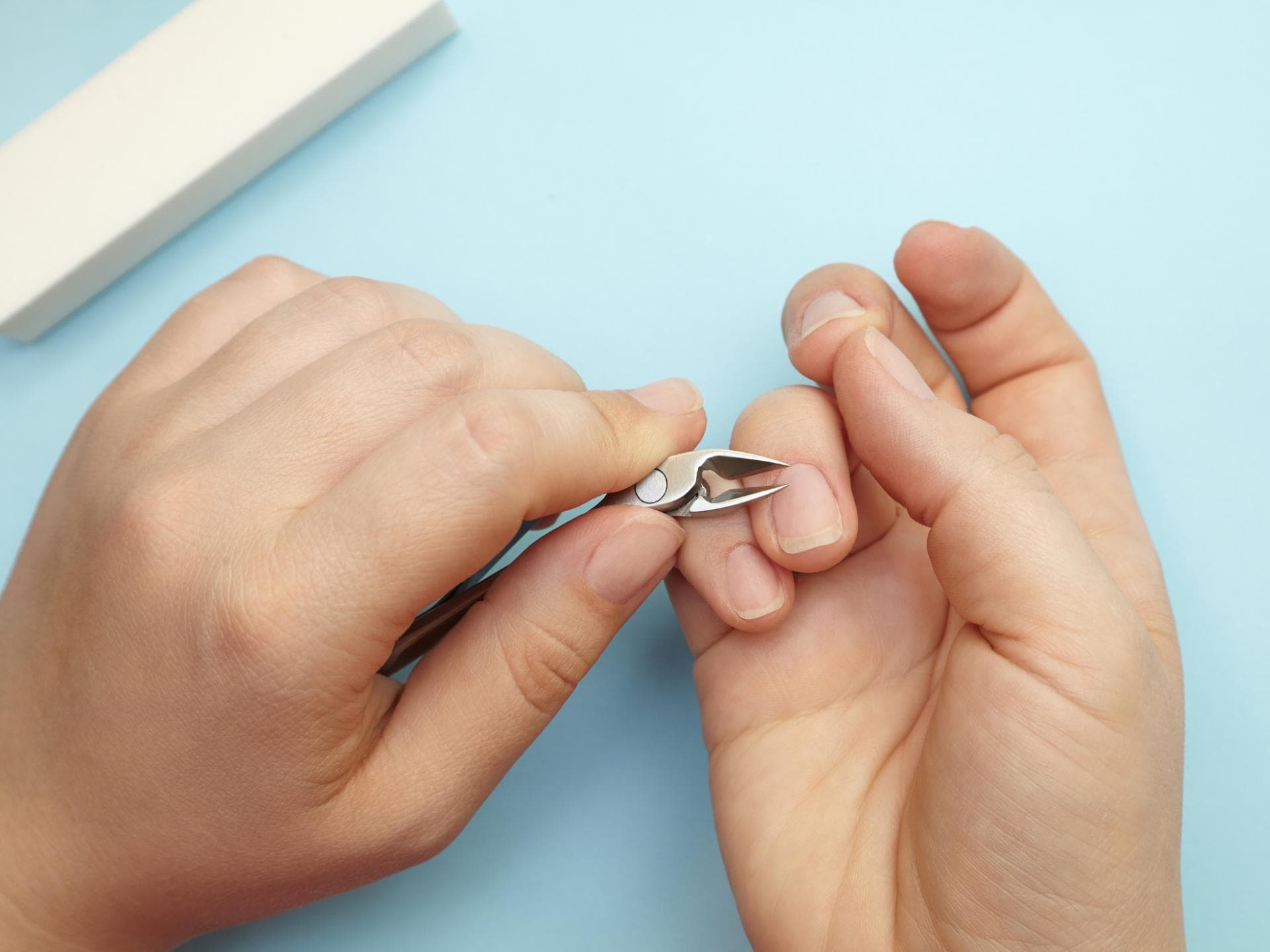 Nagelhaut entfernen
