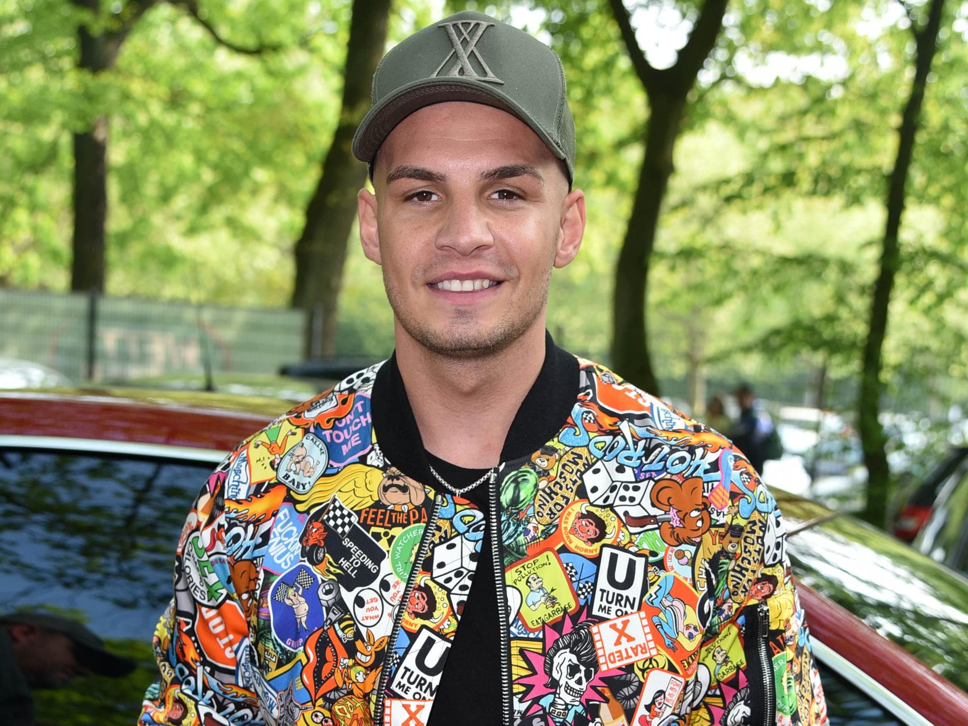 Pietro Lombardi Sex-Beichte Pietro Lombardi in bunter Jacke mit Cap