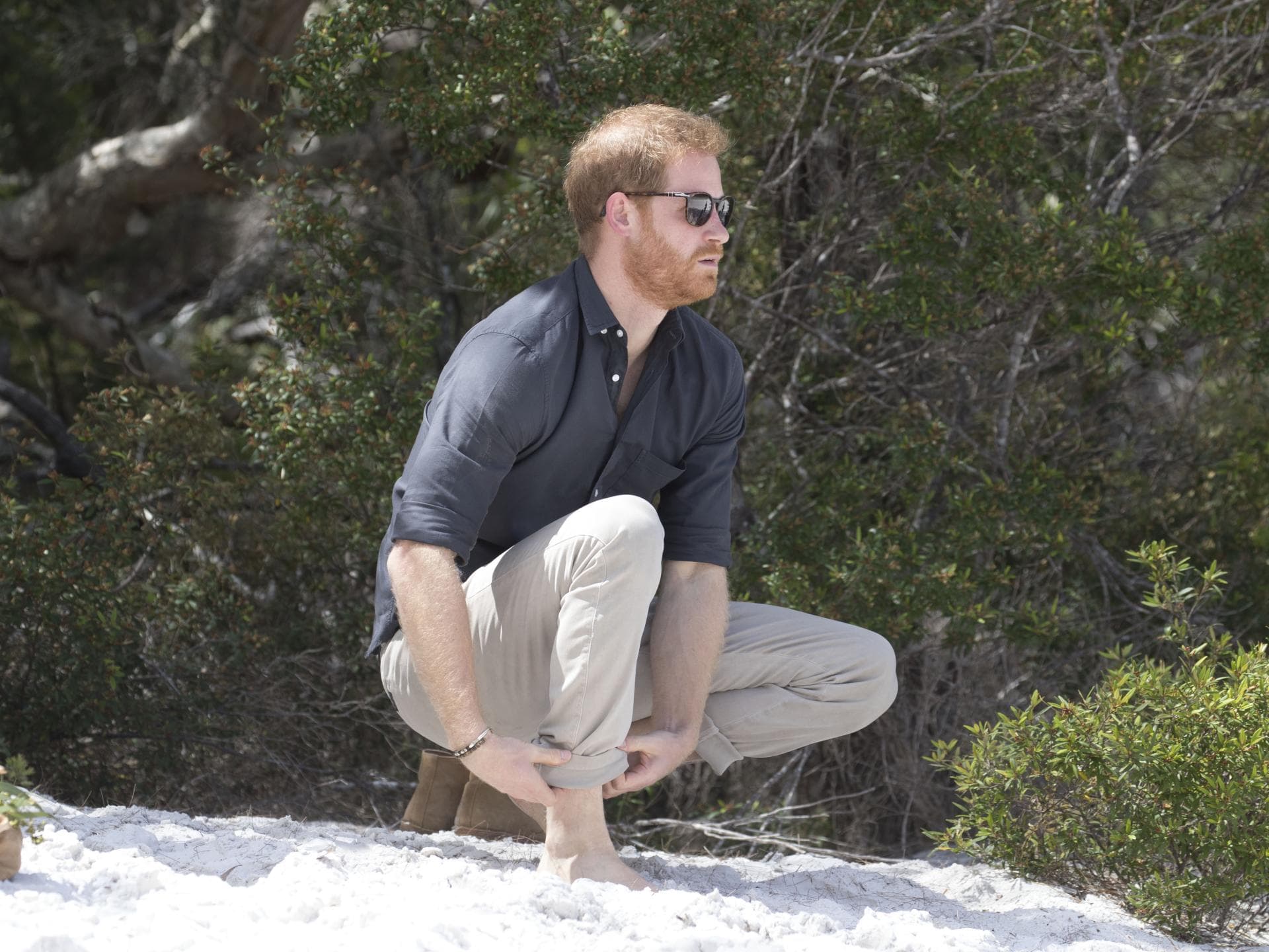 Neue Frisur: Prinz Harry mit Pferdeschwanz gesichtet Prinz Harry am Strand