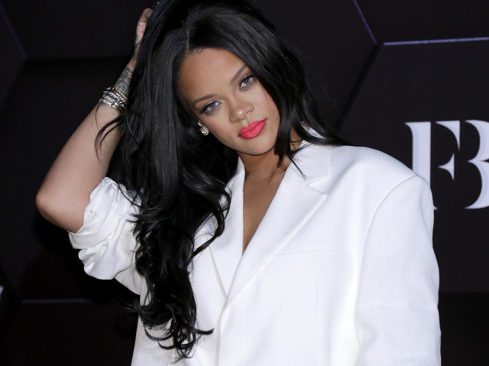 Rihanna mit roten Lippenstift in weißen Blazer-Anzug