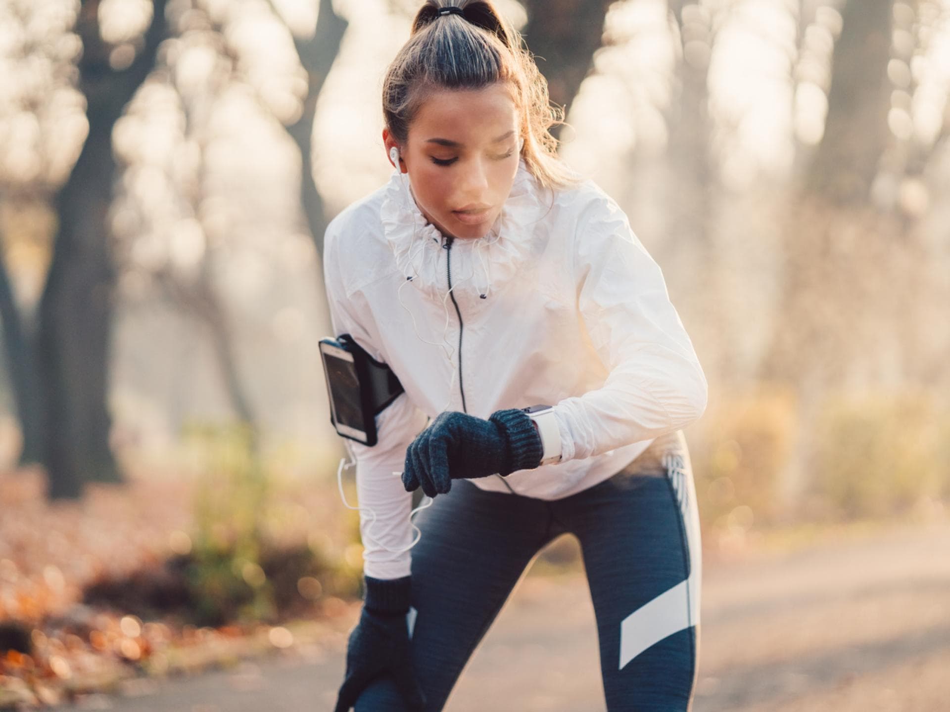 Sport draußen zu Coronazeiten Frau beim Joggen draußen im Winter