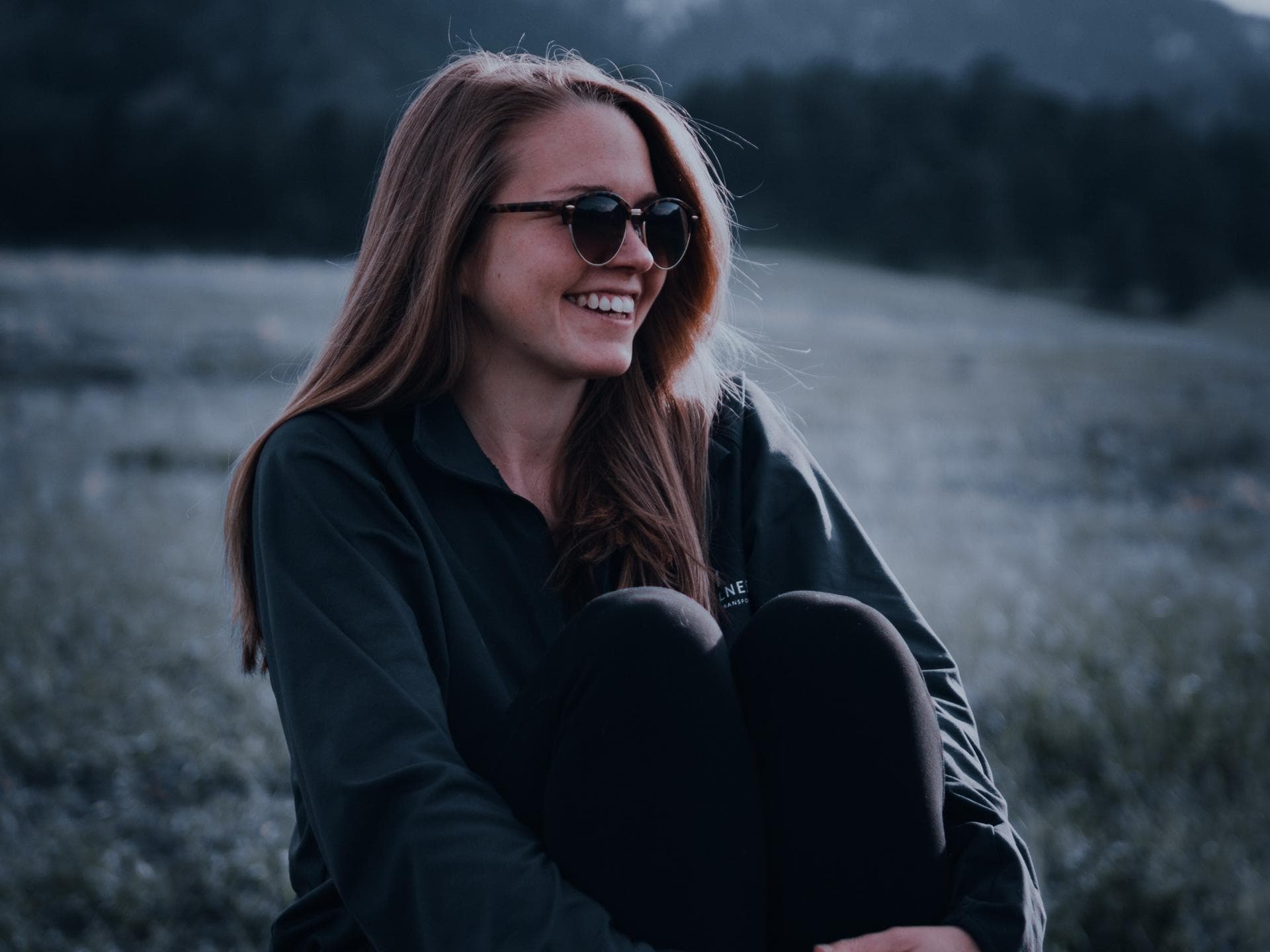 Diese Sternzeichen erleben ein super Wochenende Frau mit Sonnenbrille lacht