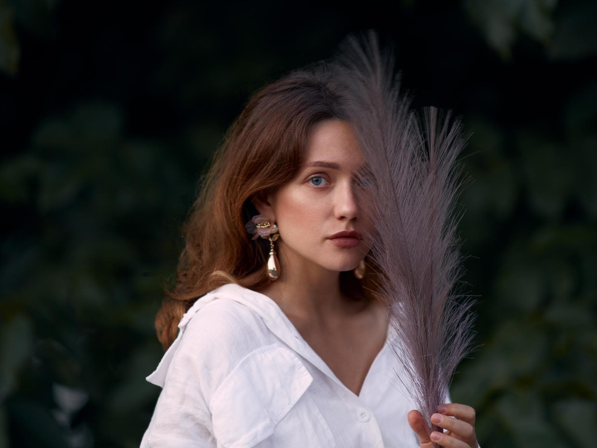 Horoskop Thema Horoskop: Frau mit Feder