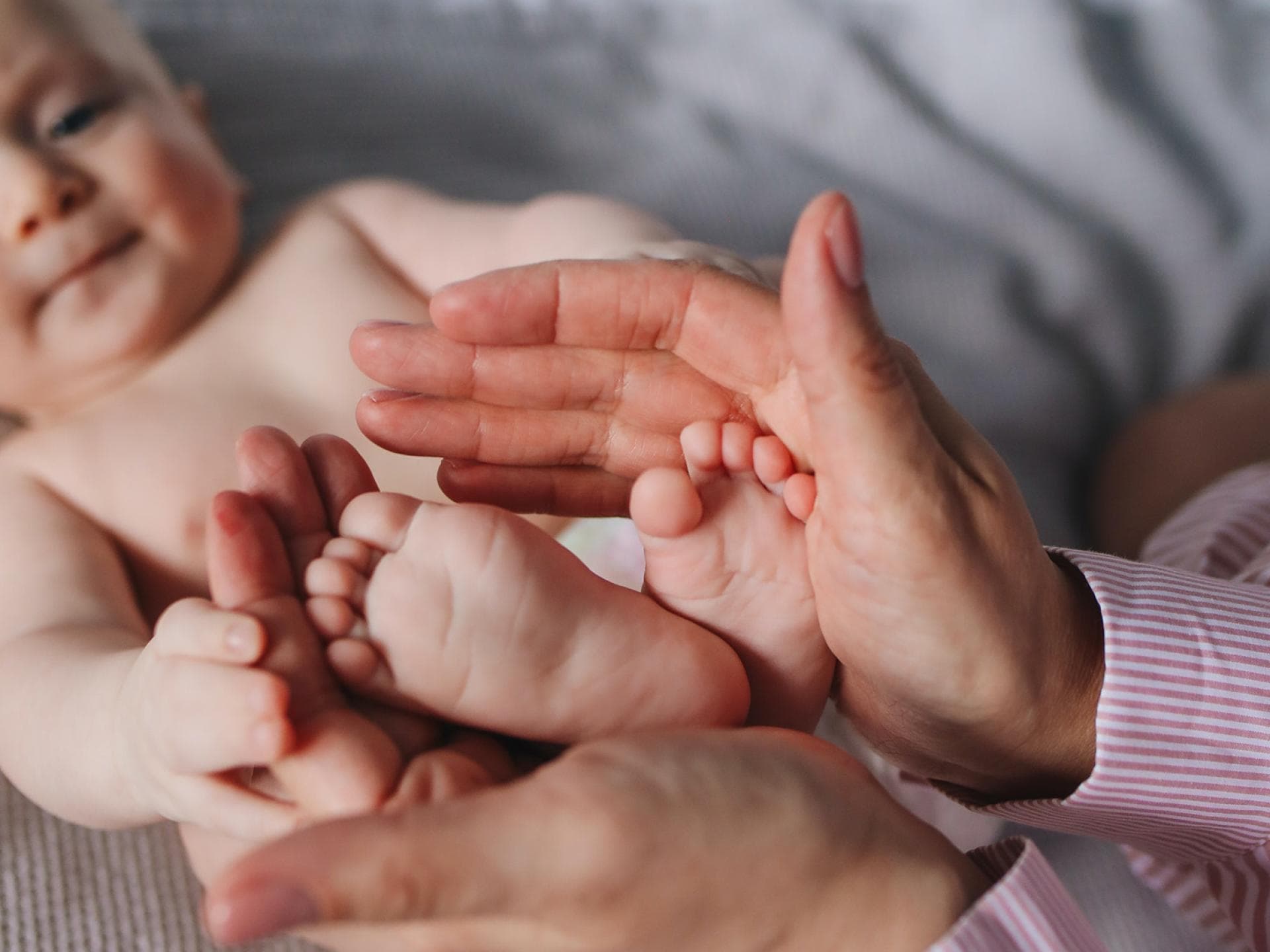 Frau haelt Babyfüße