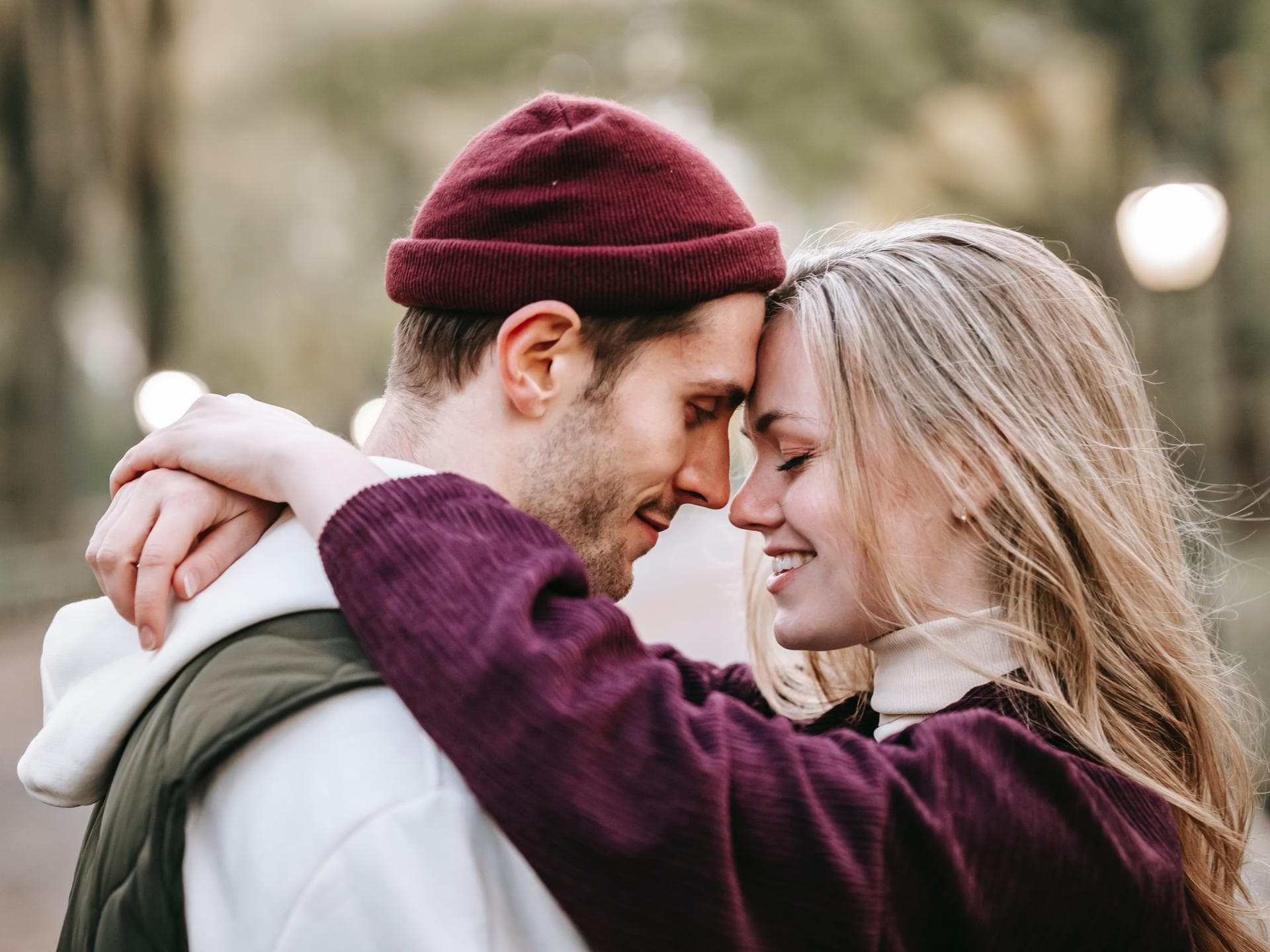 Bedingungslose Liebe Bedingungslose Liebe: Frau und Mann umarmen sich, Stirn an Strin