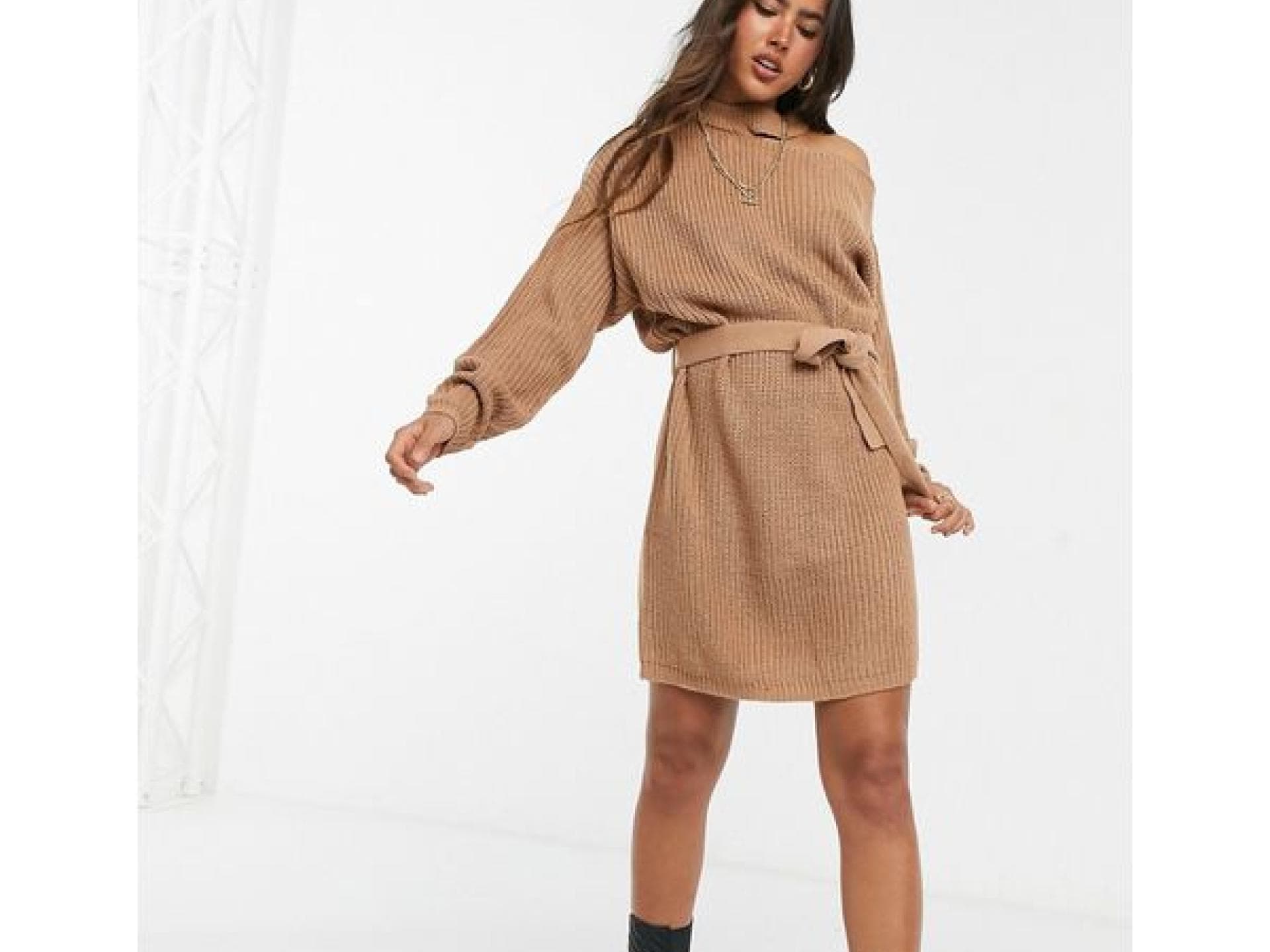 frau traegt camel strickkleid