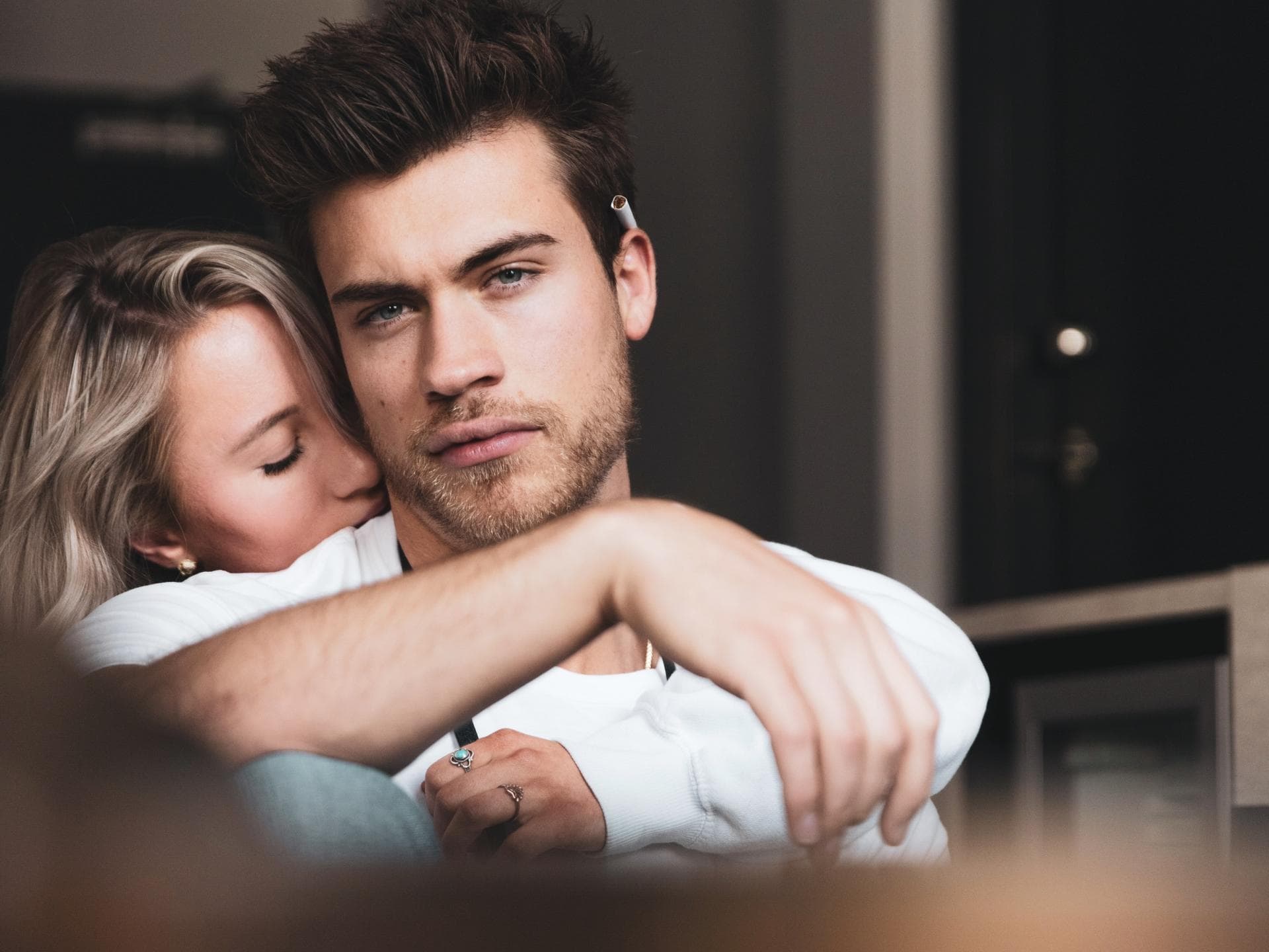 Dating Trends, die durch Corona entstanden sind Frau umarmt Mann