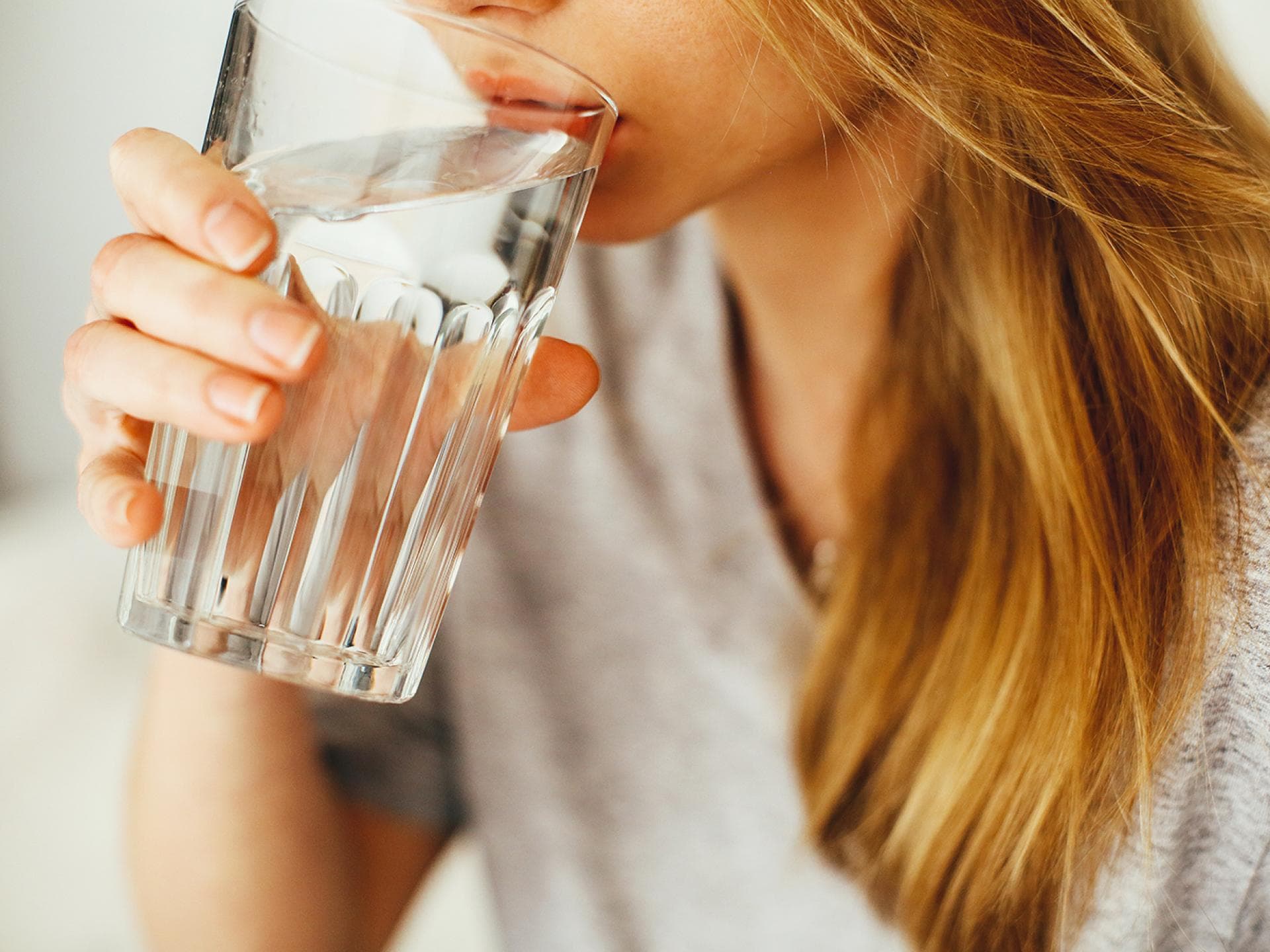 Frau trinkt Wasser