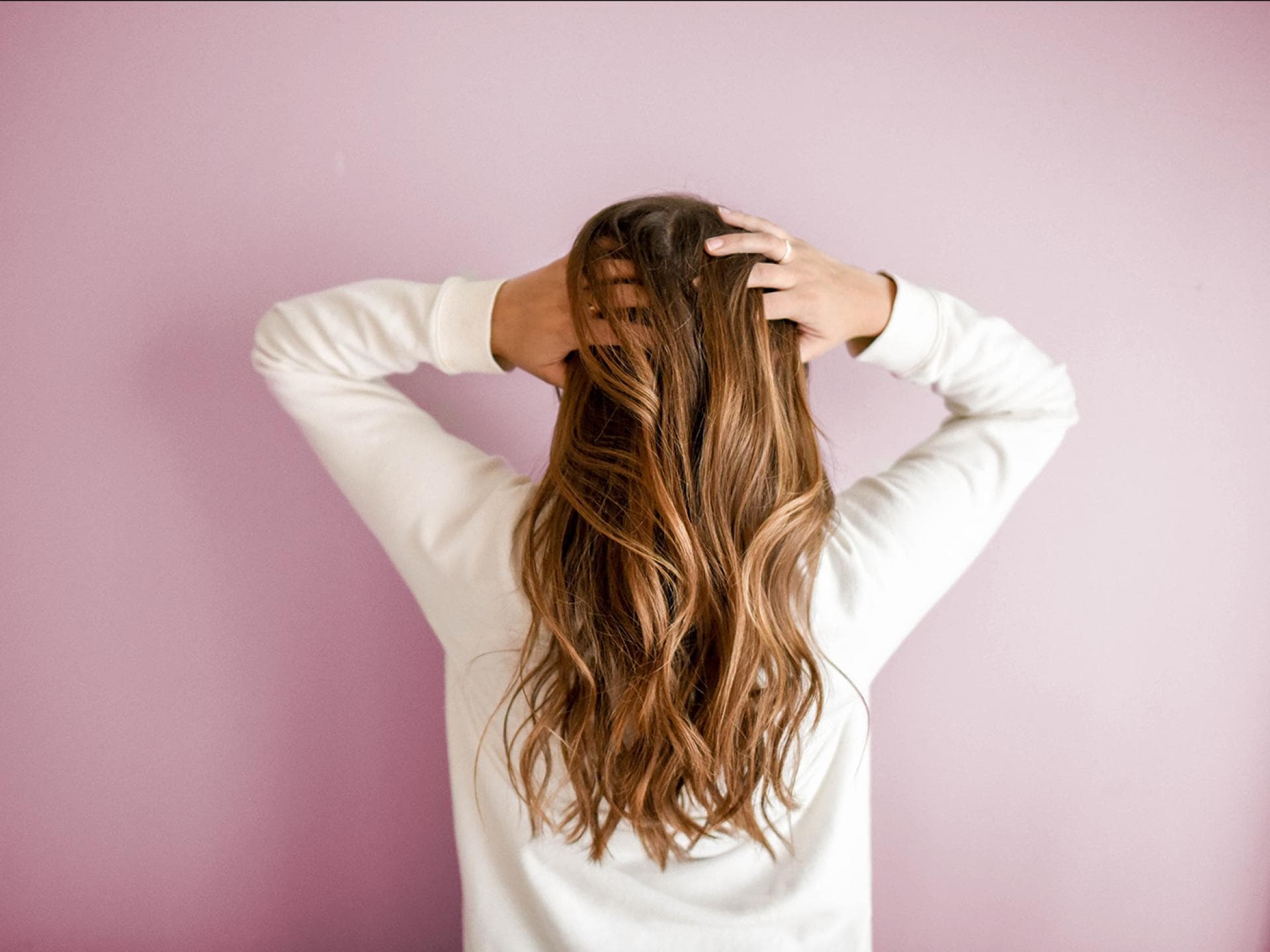 Frau faesst ihre Haare an