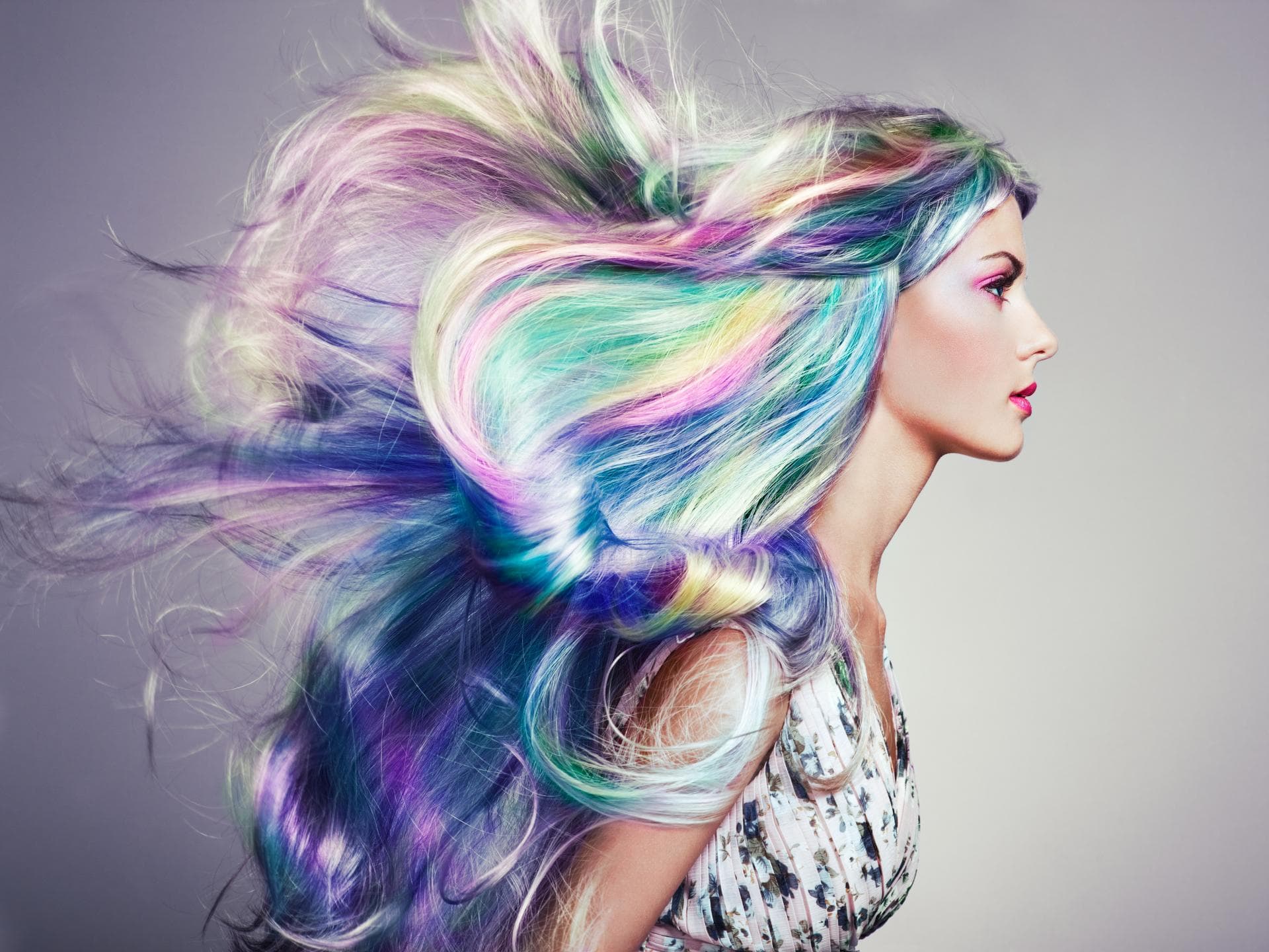 Holographic Hair: Frau mit bunten pastellfarbenen Haaren 