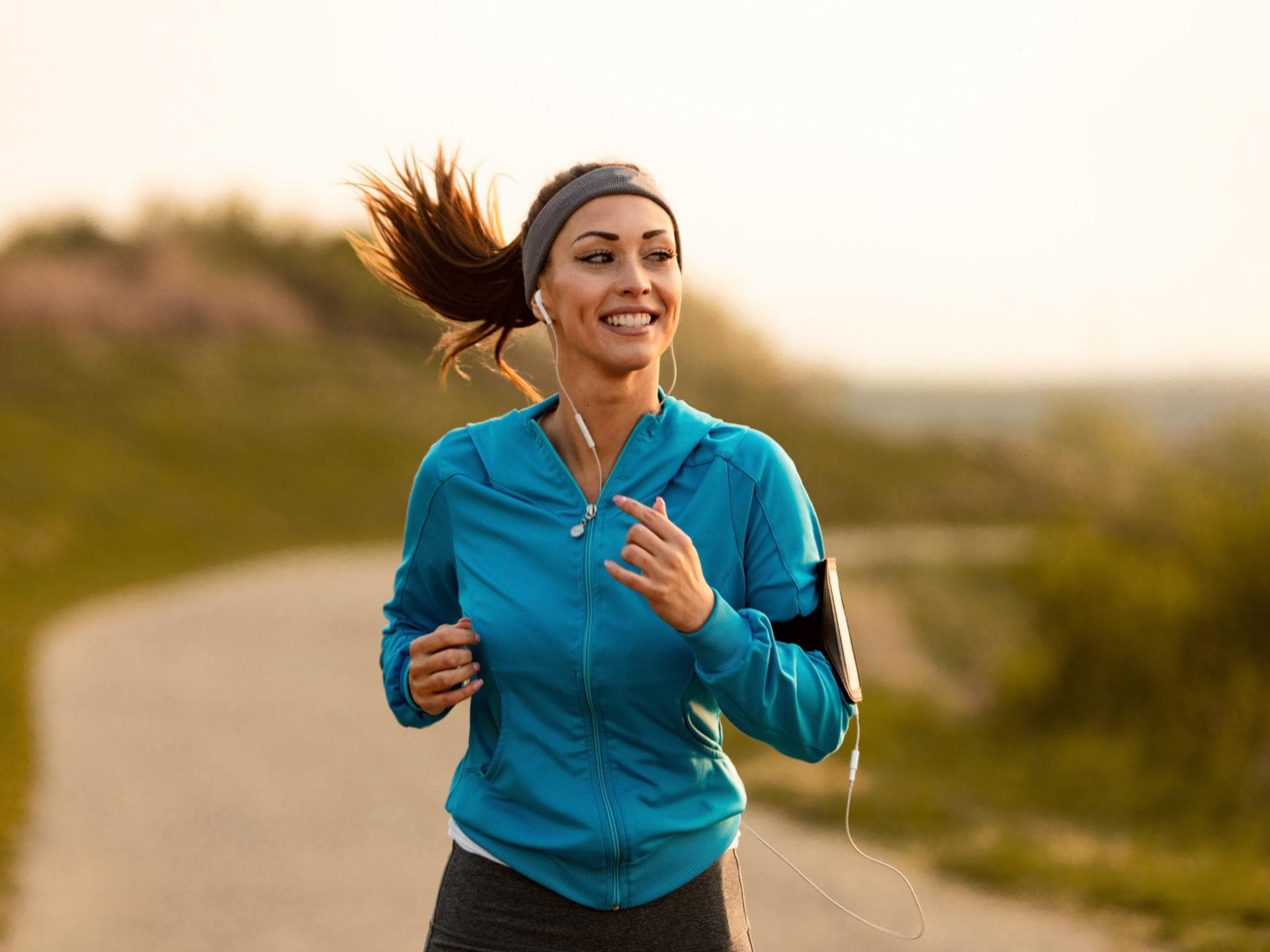 Joggen lernen: Tipps für Anfänger Frau beim Joggen draußen