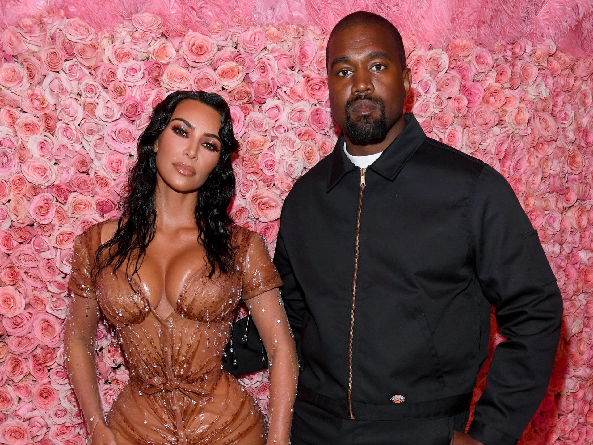 Kim Kardashian und Kanye West Scheidungsgrund Kim Kardashian und Kanye West vor rosa Wand