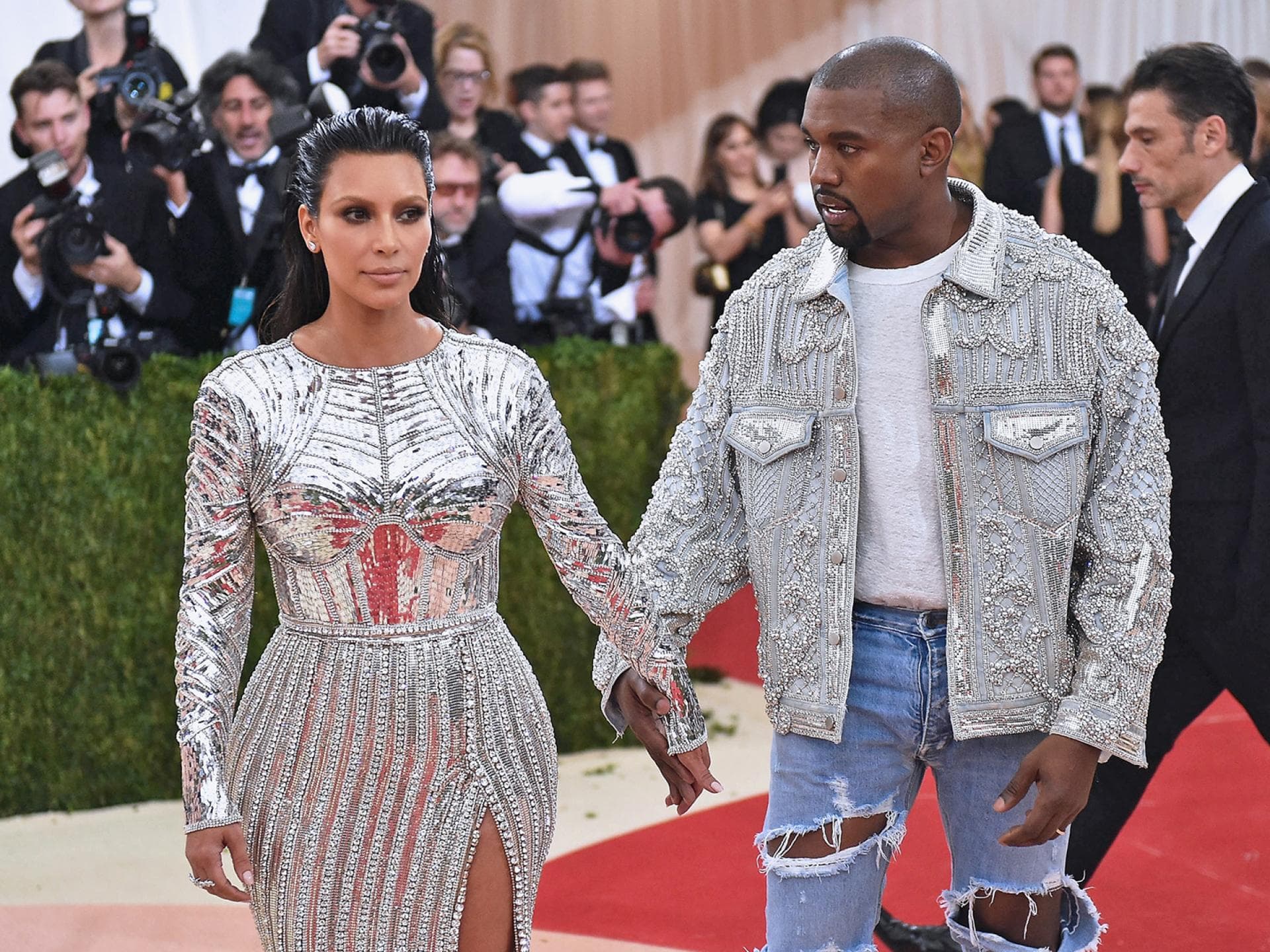 Kim Kardashian und Kanye West halten Hände Kim Kardashian und Kanye West halten Hände