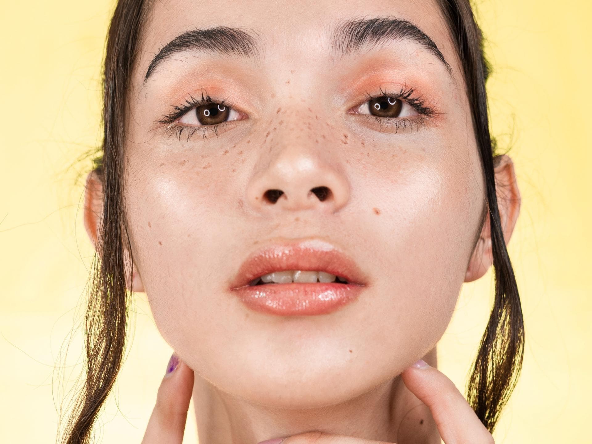 Juice Skin: Beauty-Trend aus Korea Beauty-Trend aus Korea: Frau mit braunen Haaren und strahlender Juice Skin